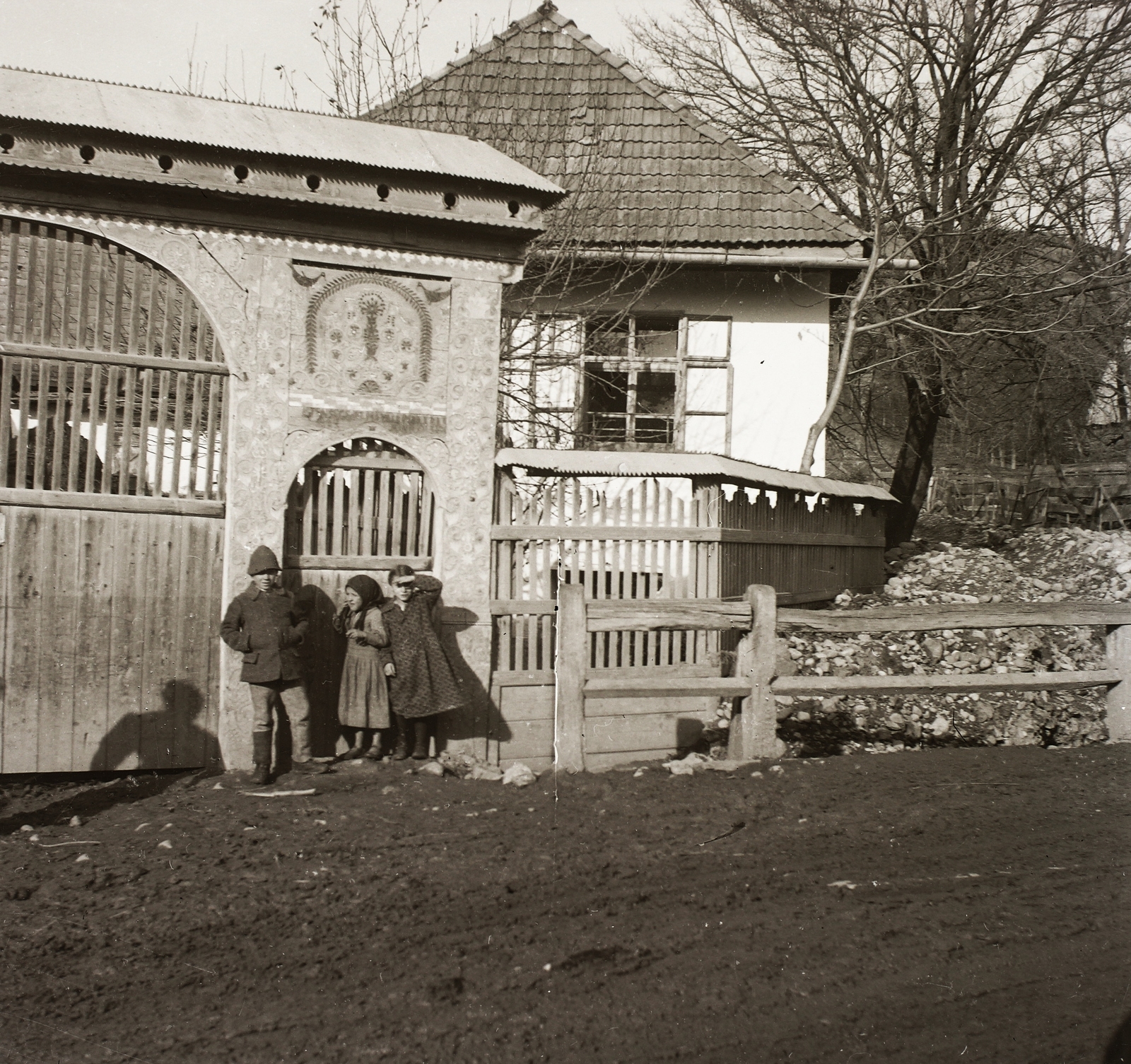 Romania,Transylvania, 1940, Ebner, kids, sekler gate, Fortepan #83897