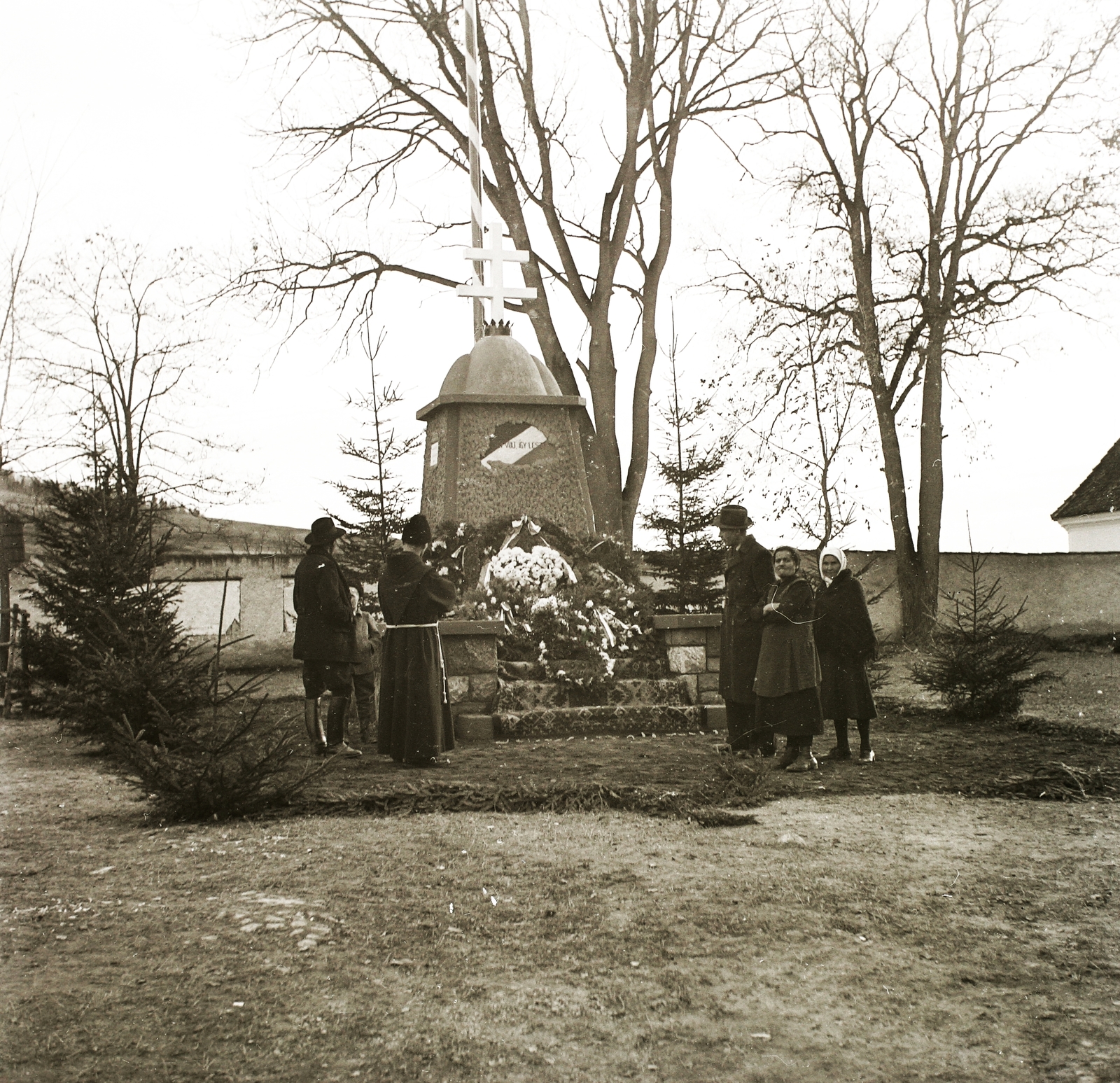 Romania,Transylvania, Miercurea Ciuc, Csíksomlyó (ekkor önálló), az országzászló a Kegytemplom előtti parkban., 1940, Ebner, monument, cross, symbol, Fortepan #83898