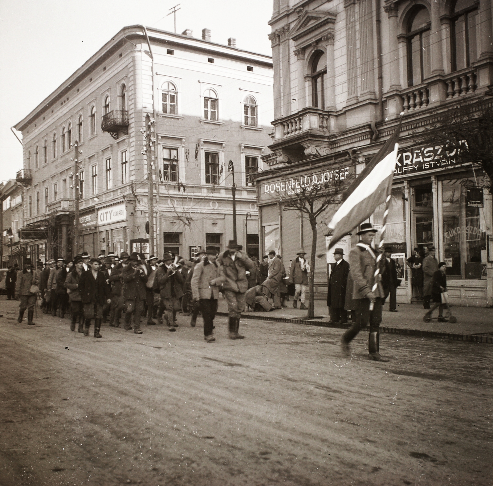 Romania,Transylvania, Târgu Mureș, Rózsák tere (Piata Trandafirilor, ekkor Széchenyi tér), szemben a Bolyai utca., 1940, Ebner, flag, march, Fortepan #83899