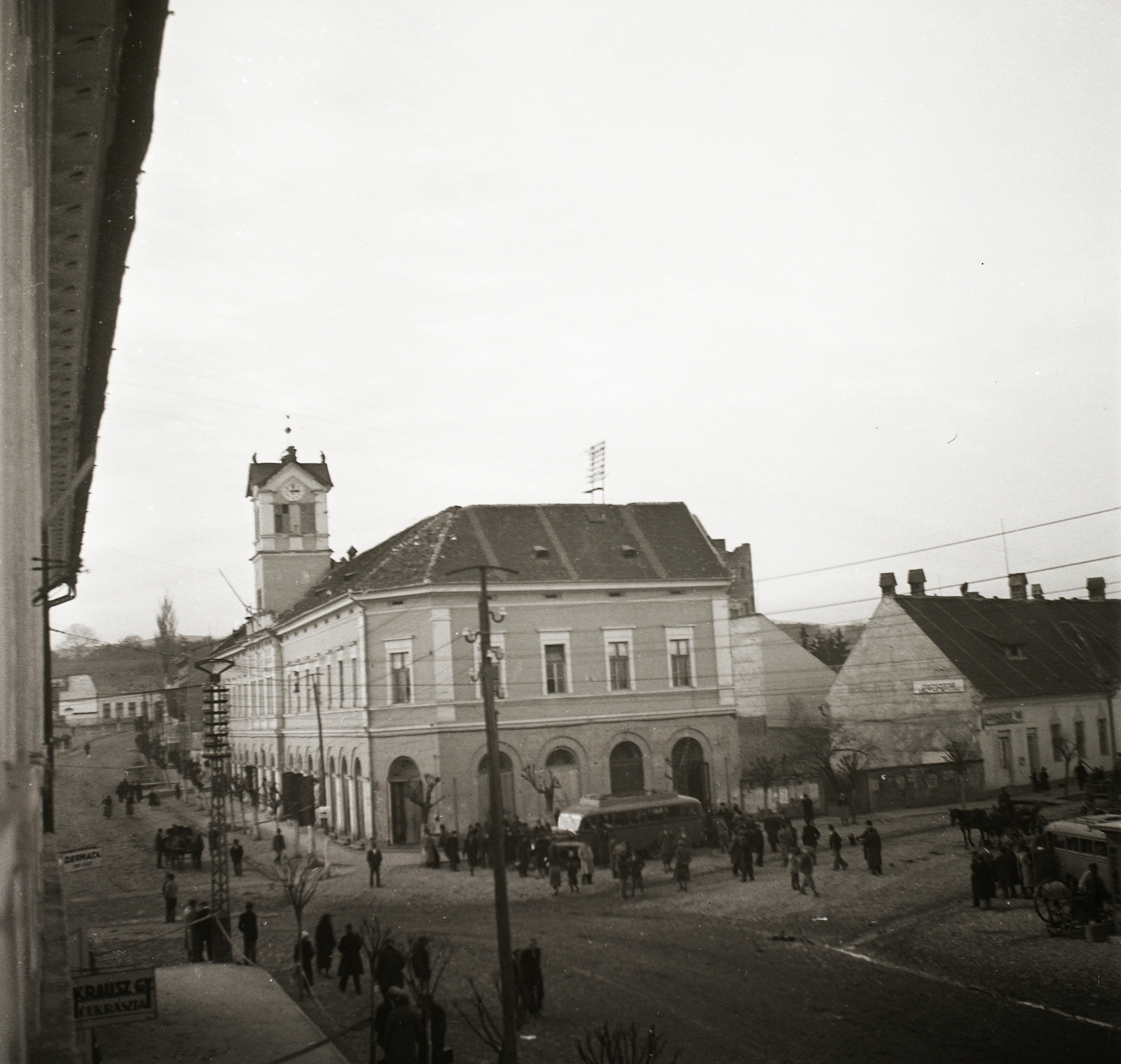 Románia,Erdély, Sepsiszentgyörgy, Kossuth Lajos utca - Szabadság tér sarok, szemben a Törvényszék épülete., 1940, Ebner, utcakép, Fortepan #83905