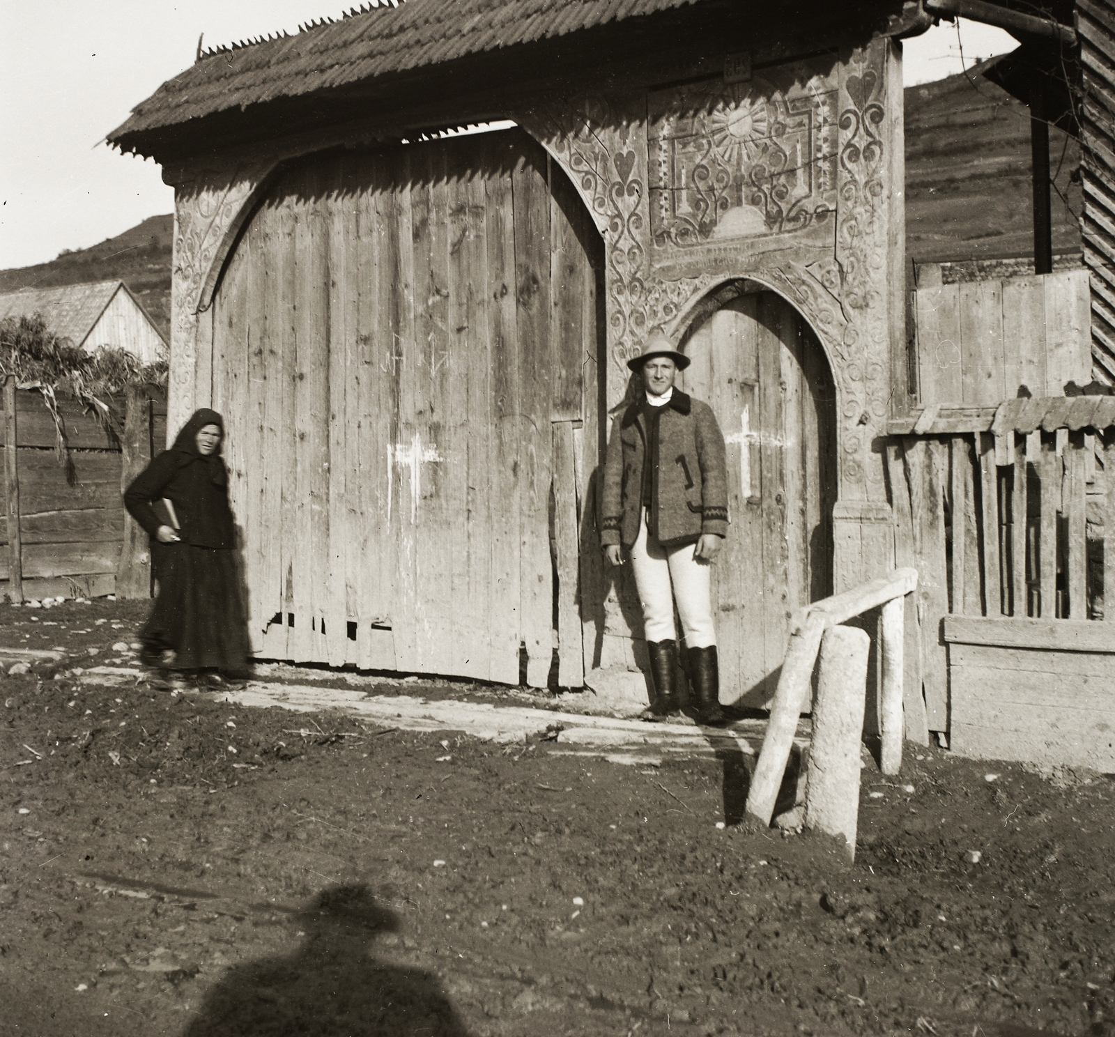 Románia,Erdély, 1940, Ebner, portré, fedeles kapu, ajtóban állás, Fortepan #83913