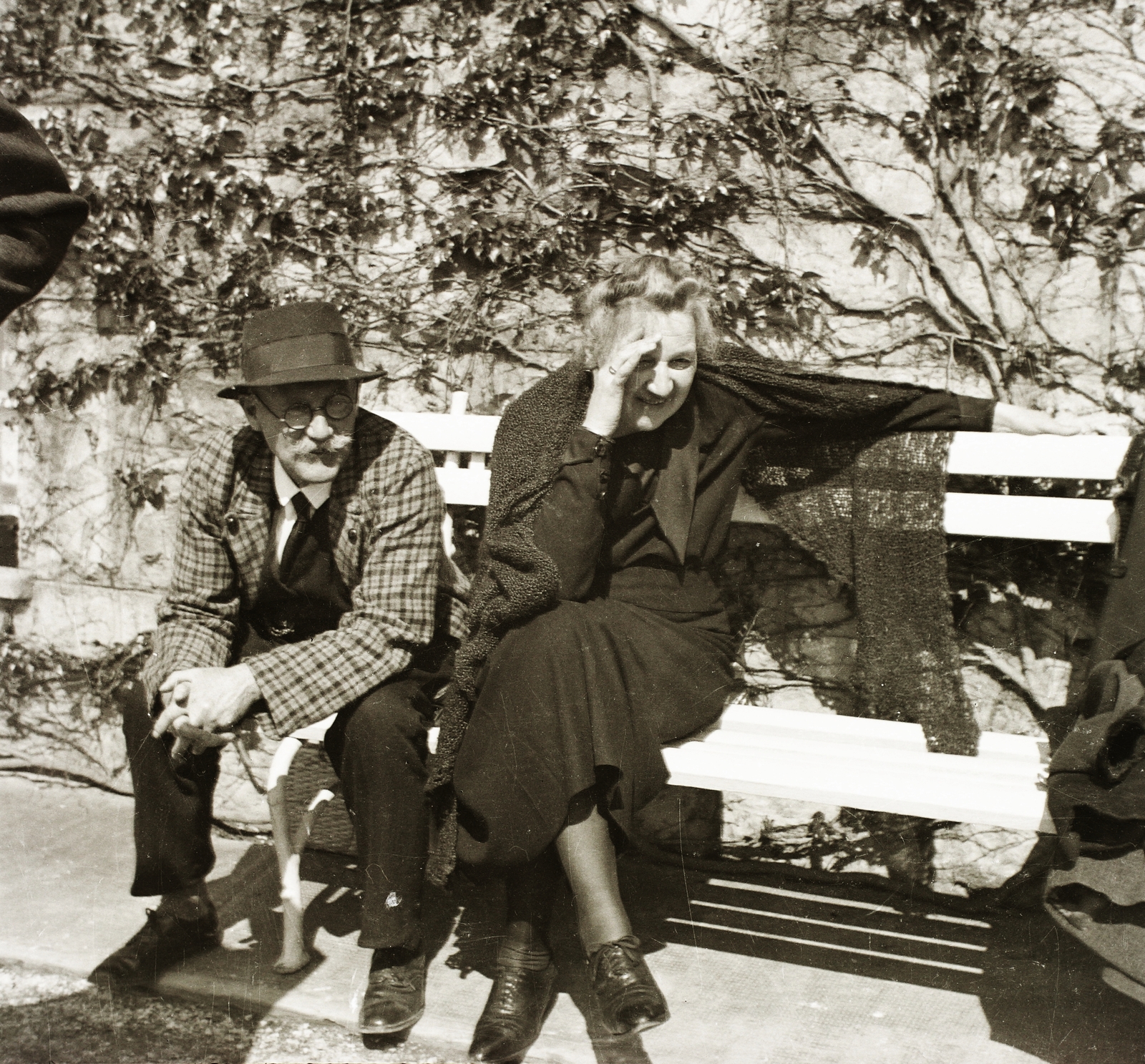 Hungary, Budapest XII., Tóth Lőrinc utca 14. udvara., 1936, Ebner, man and woman, bench, Budapest, Fortepan #83917