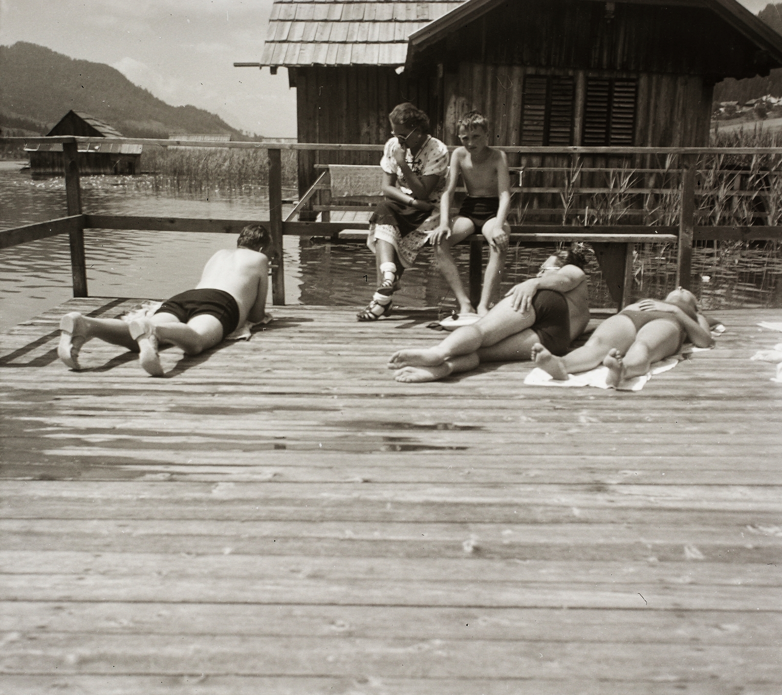 Austria, Techendorf, Weissensee., 1939, Ebner, beach, sitting with hands on knees, leg over leg, Fortepan #83939