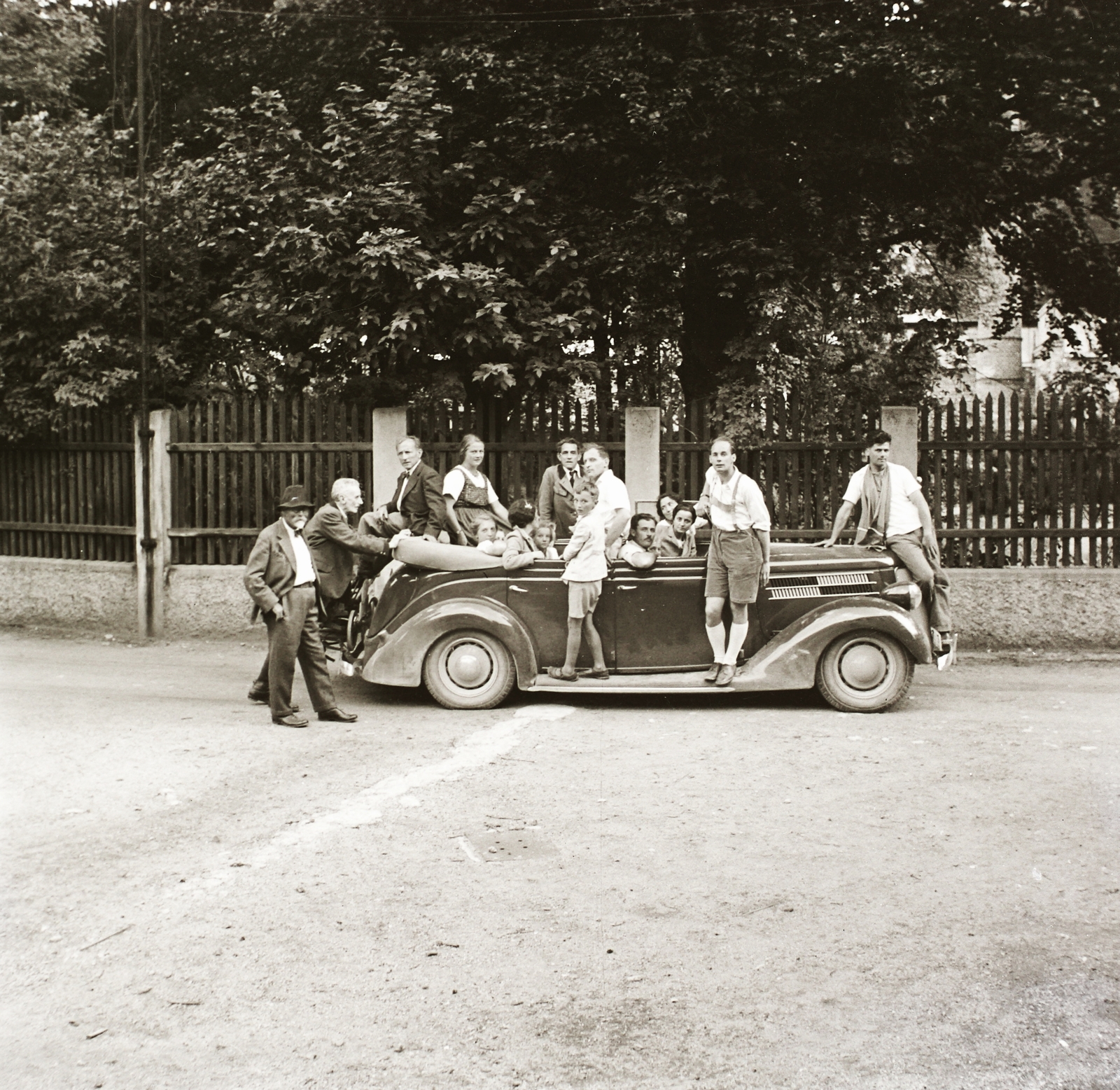 1939, Ebner, Ford-márka, automobil, autón ülni, autón állni, Fortepan #83952