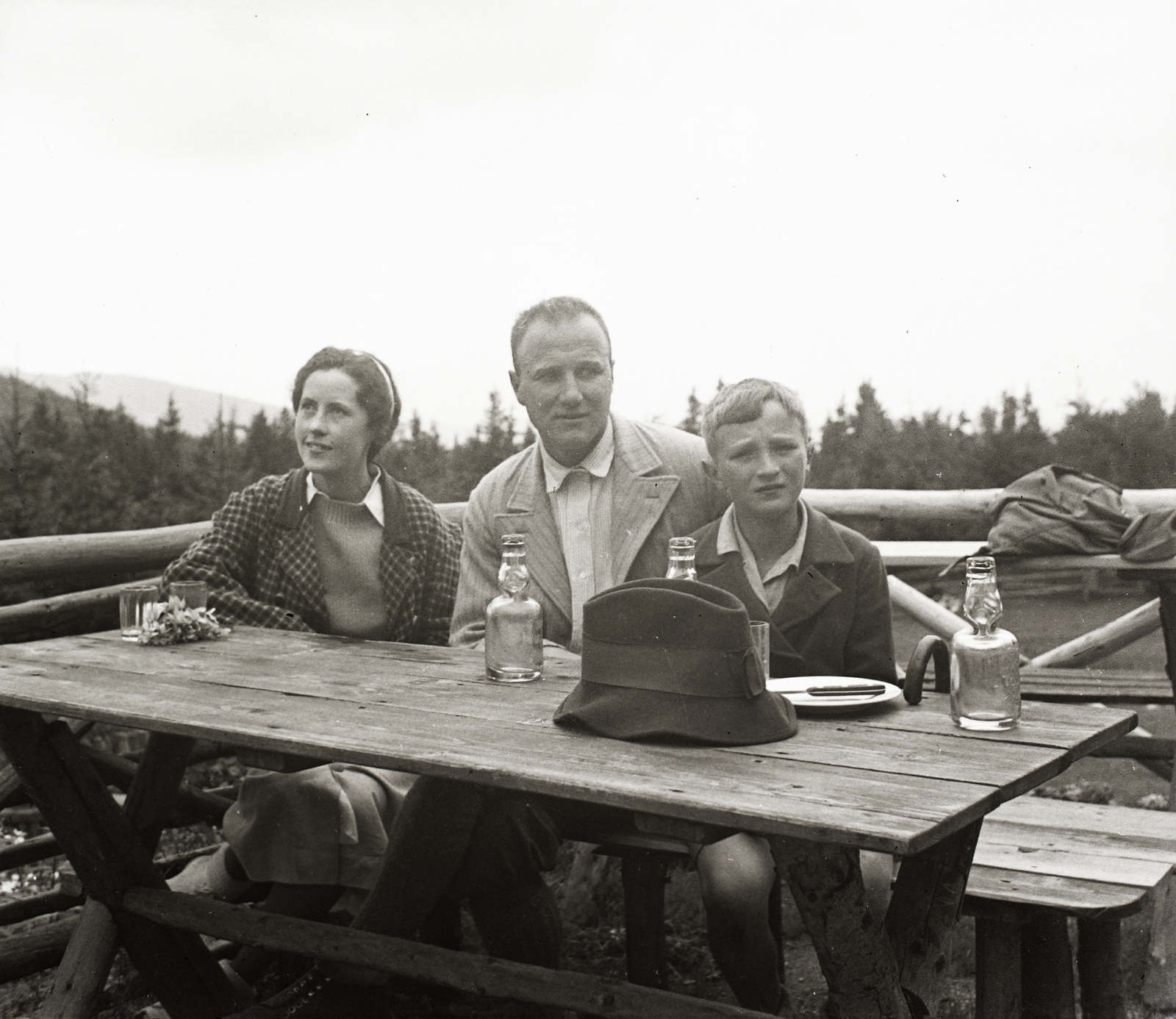 1939, Ebner, férfi, fiú, nő, asztal, üveg, kalap asztalon, Fortepan #83955