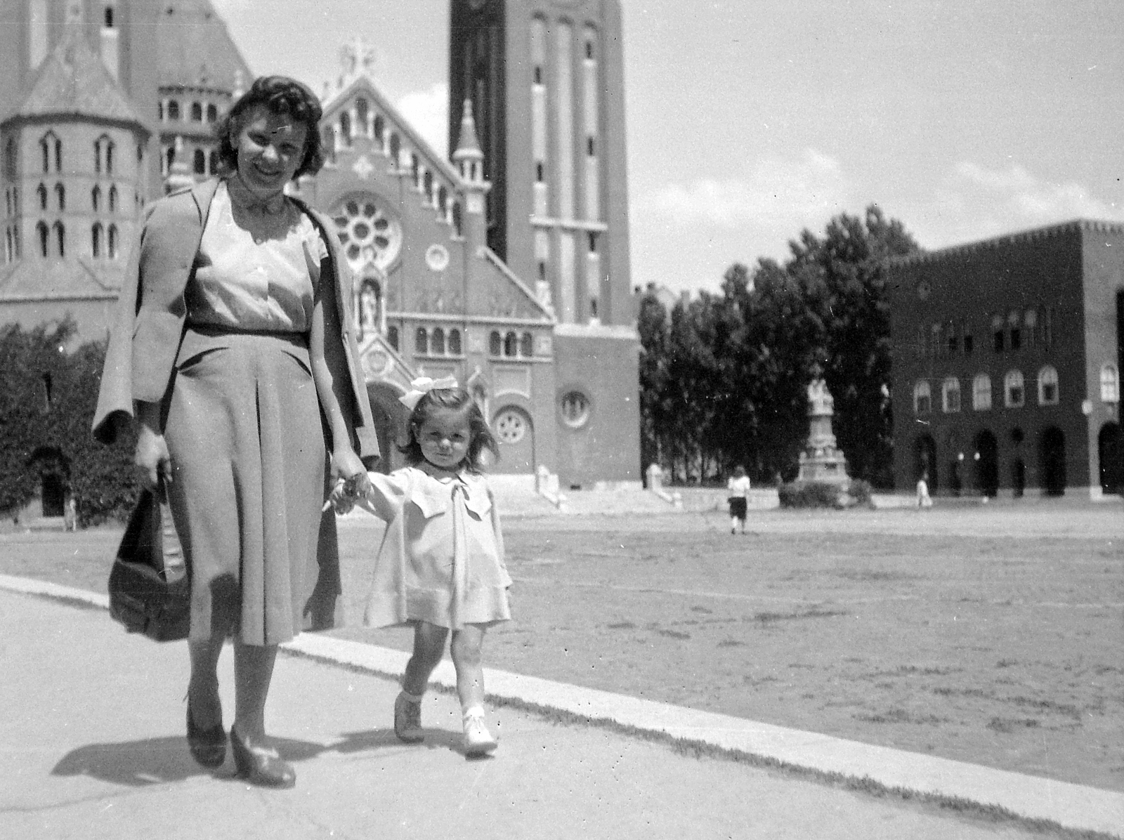 Magyarország, Szeged, Dóm tér, Fogadalmi templom., 1950, Fortepan, séta, kislány, Schulek Frigyes-terv, katolikus, anya, székesegyház, Fortepan #8397