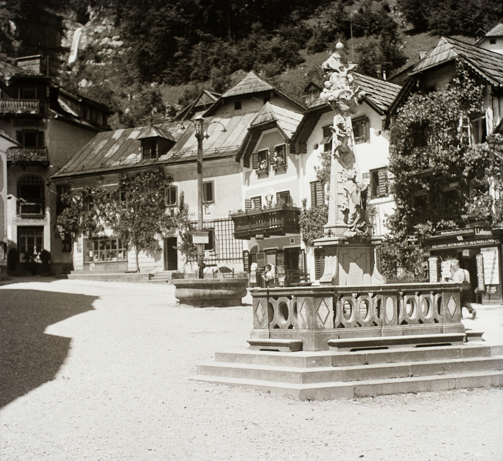 Ausztria, Hallstatt, főtér., 1937, Ebner, emlékmű, utcakép, lámpaoszlop, repkény, zsalugáter, Fortepan #83981