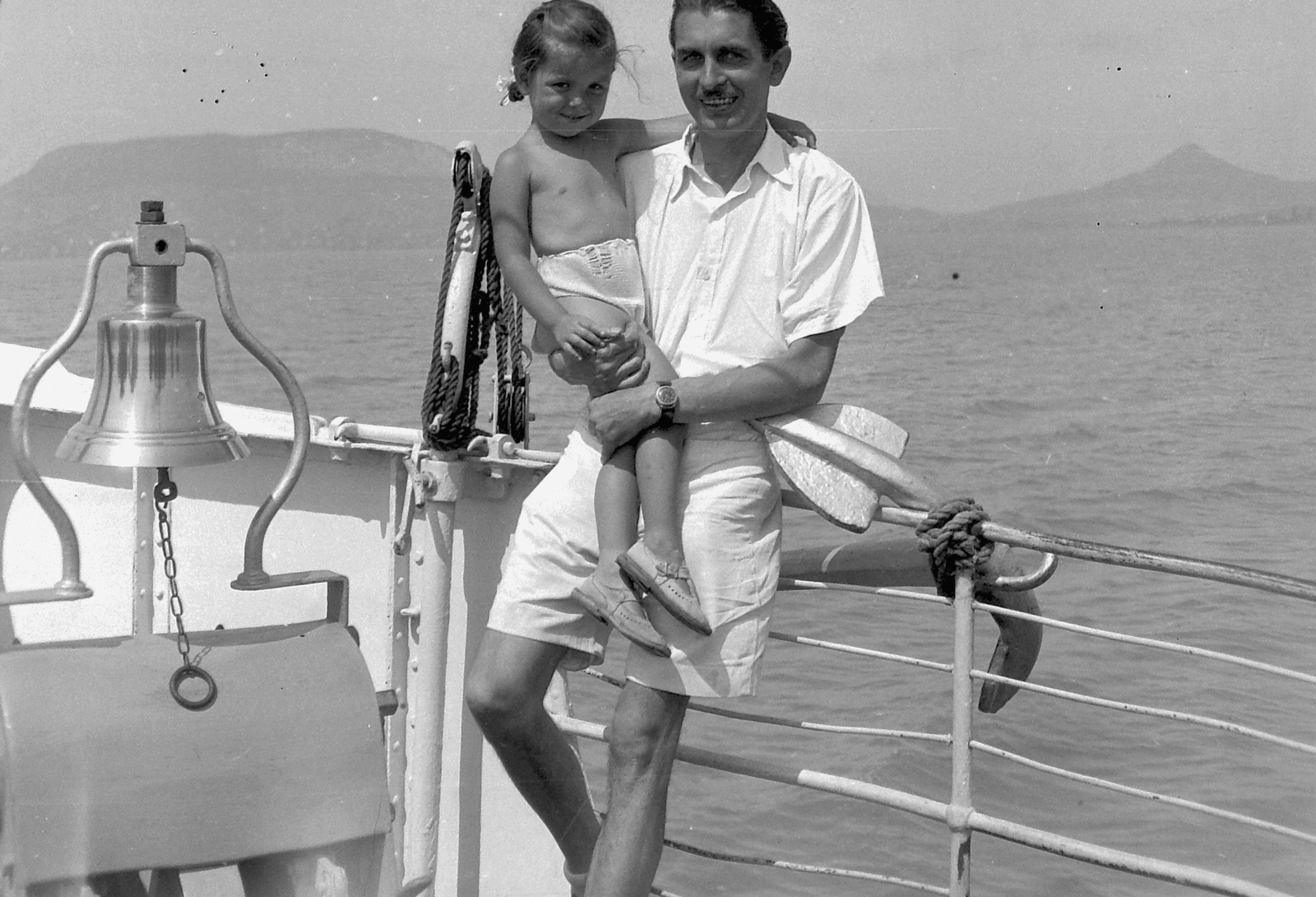 Hungary,Lake Balaton, háttérben Badacsony. Utazás a Kisfaludy gőzhajón., 1954, Fortepan, ship, excursion, girl, bell, steamboat, double portrait, Kisfaludy ship, hold in arms, Fortepan #8399