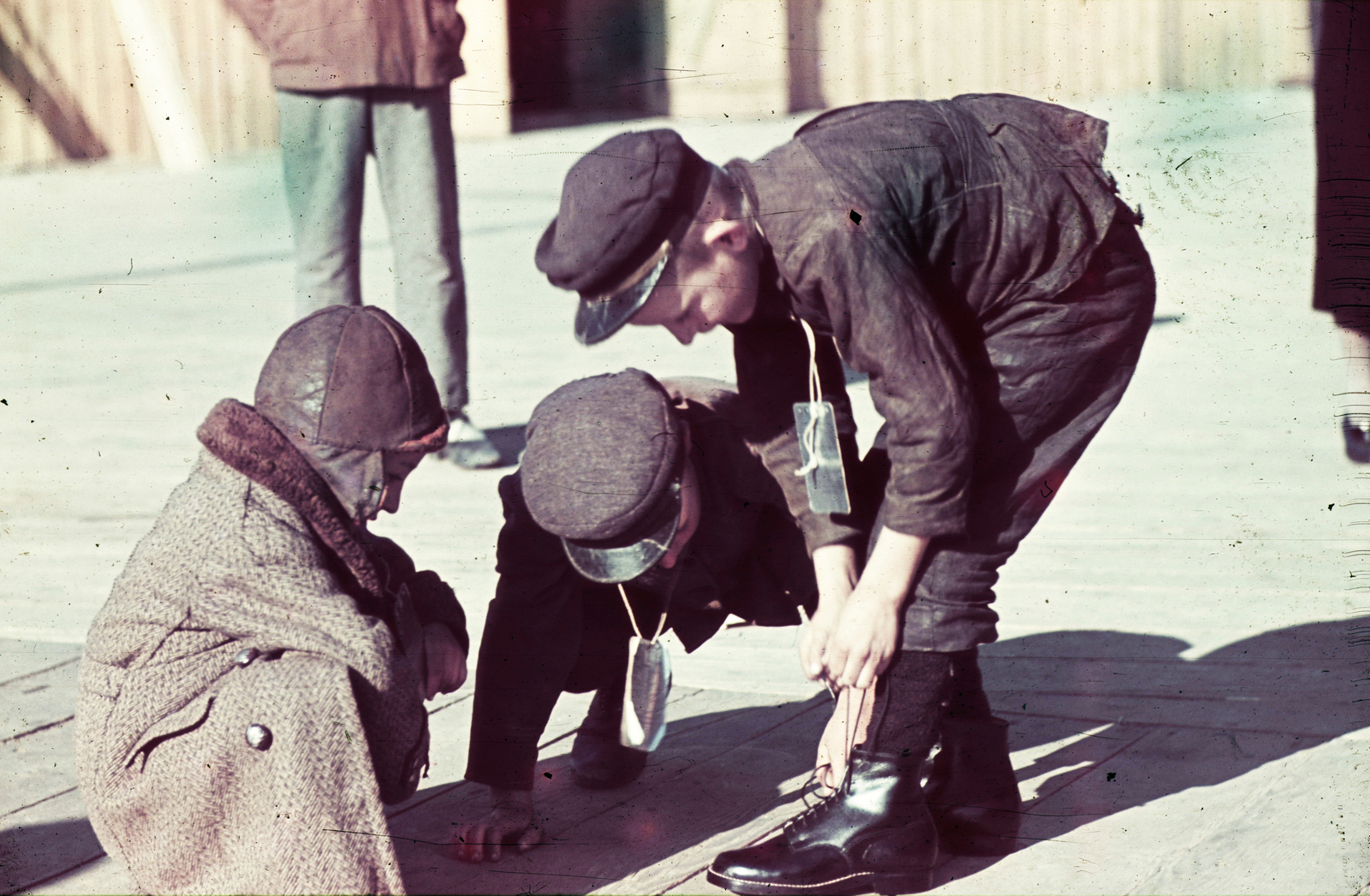 Serbia, Belgrade, a Besszarábiából menekített német nemzetiségűek átmeneti tábora., 1940, Fortepan, colorful, refugee, kids, shoe, Fortepan #84000