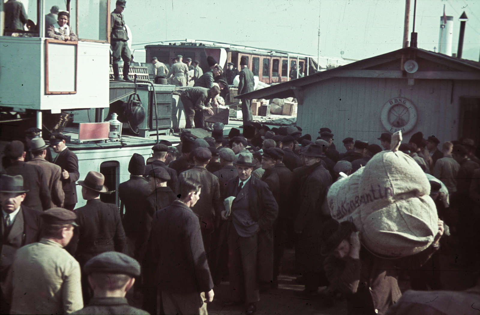 Serbia, Belgrade, kikötő a Száva-parton, a Besszarábiából menekített német nemzetiségűek érkezése az átmeneti táborba., 1940, Fortepan, colorful, refugee, steamboat, port, lifebelt, Fortepan #84003