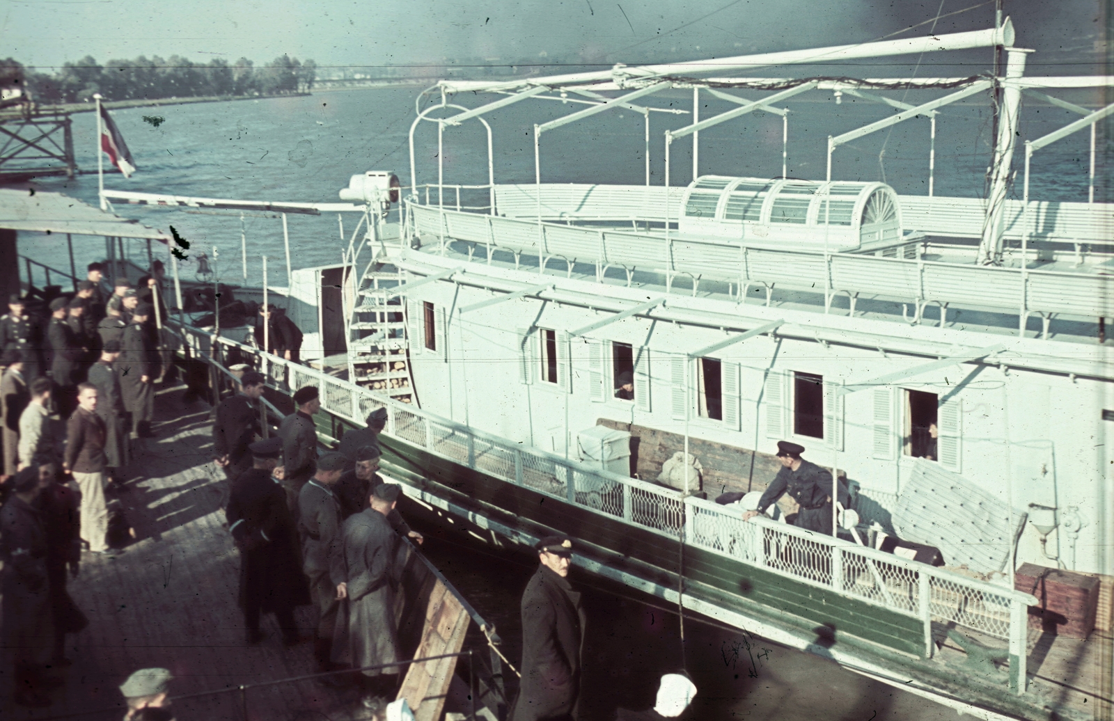 Szerbia, Belgrád, kikötő a Száva-parton, a Besszarábiából menekített német nemzetiségűek átmeneti táborba érkezésekor., 1940, Fortepan, színes, német katona, menekült, gőzhajó, kikötő, Fortepan #84004