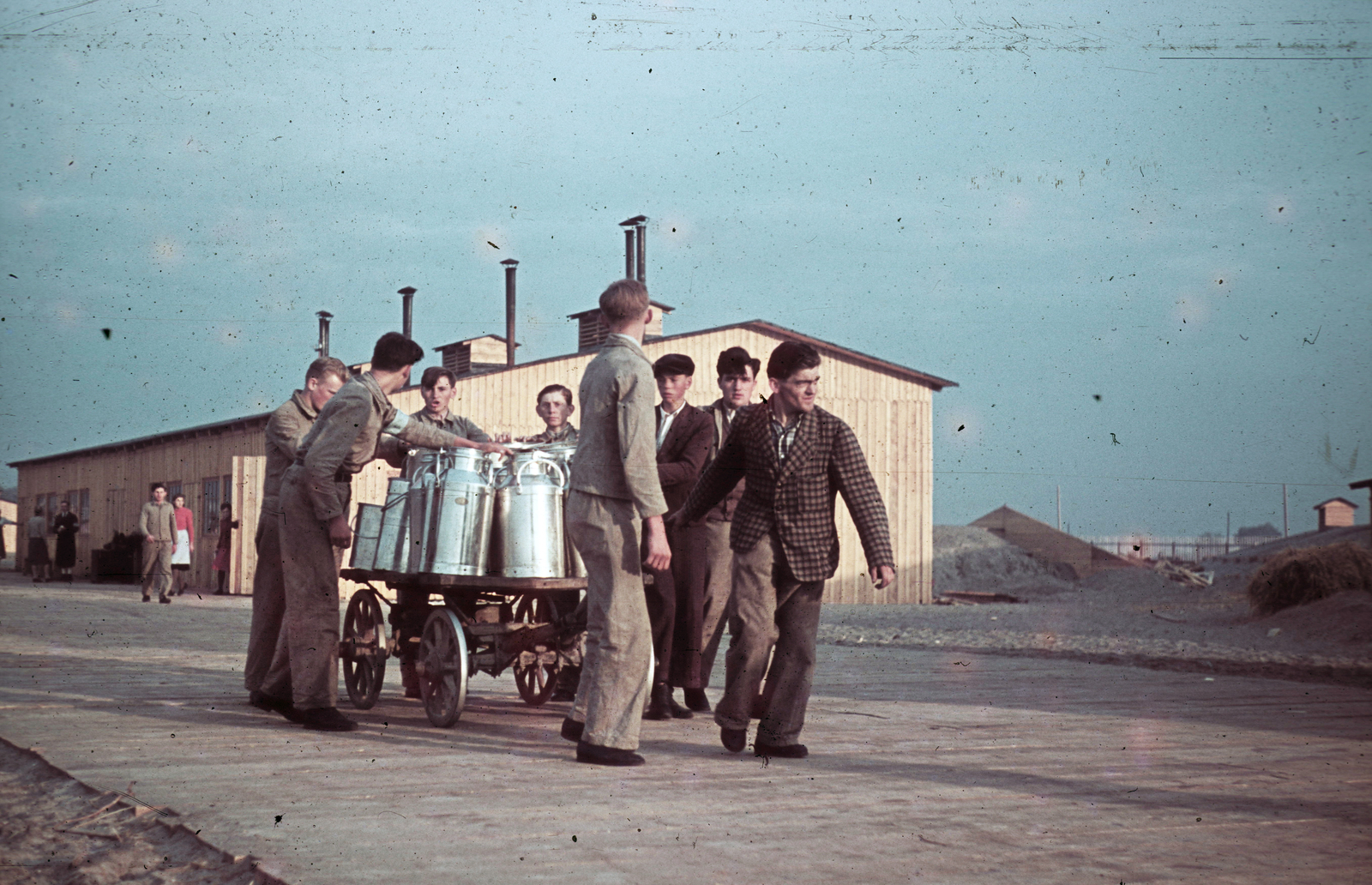 Szerbia, Belgrád, a Besszarábiából menekített német nemzetiségűek átmeneti tábora., 1940, Fortepan, színes, menekült, tartály, kézikocsi, kockás ruha, barakk, Fortepan #84005