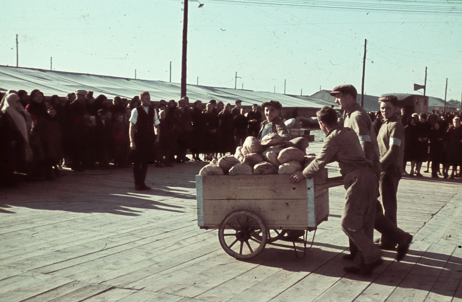 Serbia, Belgrade, a Besszarábiából menekített német nemzetiségűek átmeneti tábora., 1940, Fortepan, colorful, loaf of bread, refugee, armband, line-up, handbarrow, Fortepan #84006