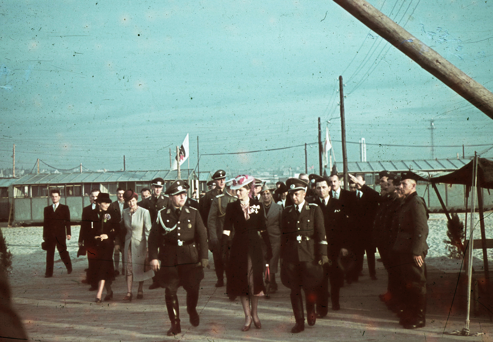 Serbia, Belgrade, német küldöttség látogatása a Besszarábiából menekített német nemzetiségűek átmeneti táborában., 1940, Fortepan, colorful, officer, German soldier, German Red Cross, visitors, medal, Fortepan #84007
