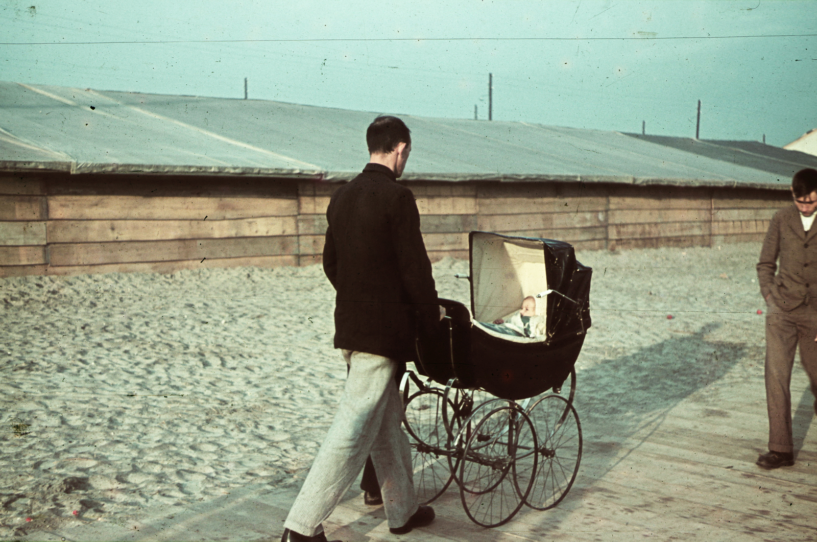Serbia, Belgrade, a Besszarábiából menekített német nemzetiségűek átmeneti tábora., 1940, Fortepan, colorful, baby carriage, refugee, Fortepan #84016