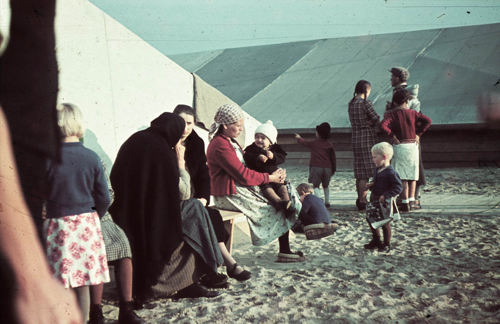 Serbia, Belgrade, a Besszarábiából menekített német nemzetiségűek átmeneti tábora., 1940, Fortepan, colorful, refugee, sitting on lap, kids, rumour, Fortepan #84019