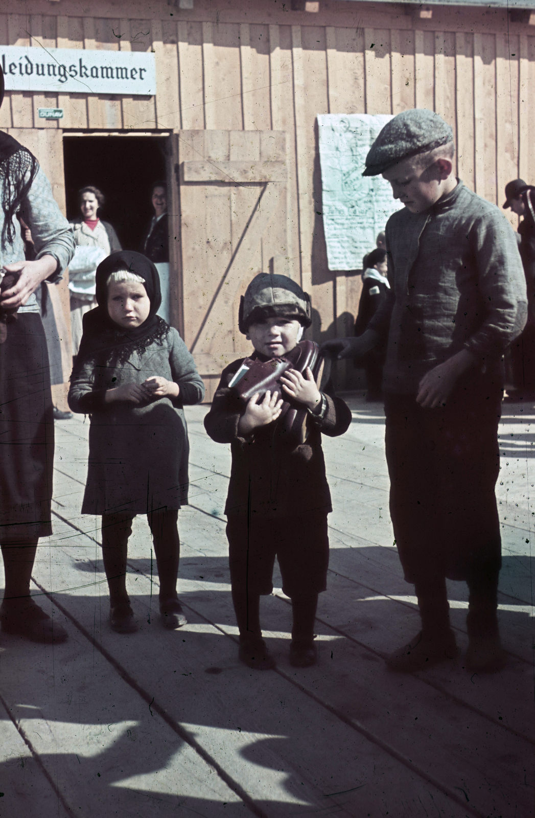 Serbia, Belgrade, a Besszarábiából menekített német nemzetiségűek átmeneti tábora., 1940, Fortepan, colorful, refugee, hold in arms, kids, Fortepan #84022