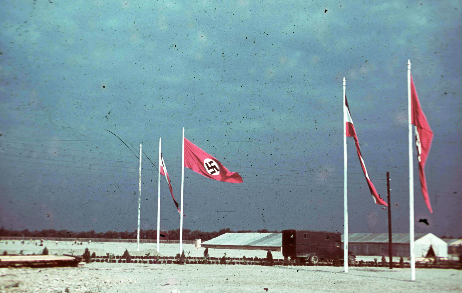 Serbia, Belgrade, a Besszarábiából menekített német nemzetiségűek átmeneti tábora., 1940, Fortepan, colorful, flag, swastica, Fortepan #84023