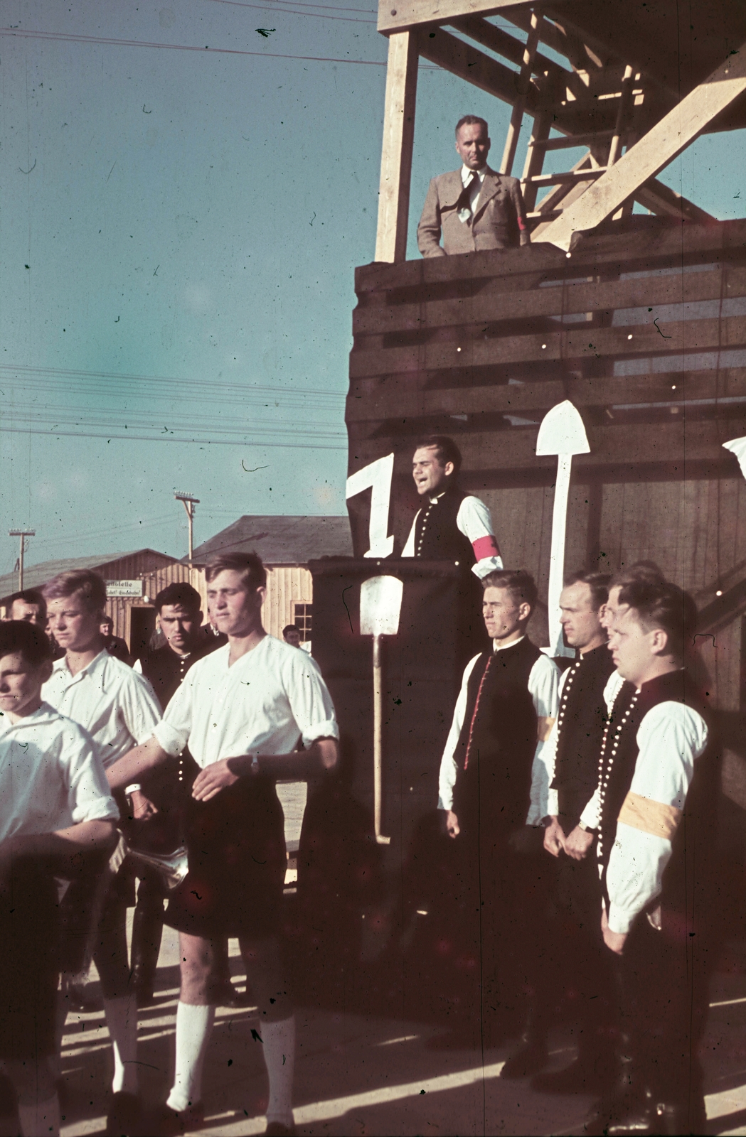 Serbia, Belgrade, a Besszarábiából menekített német nemzetiségűek átmeneti tábora a német küldöttség látogatásakor., 1940, Fortepan, colorful, speech, refugee, Fortepan #84032