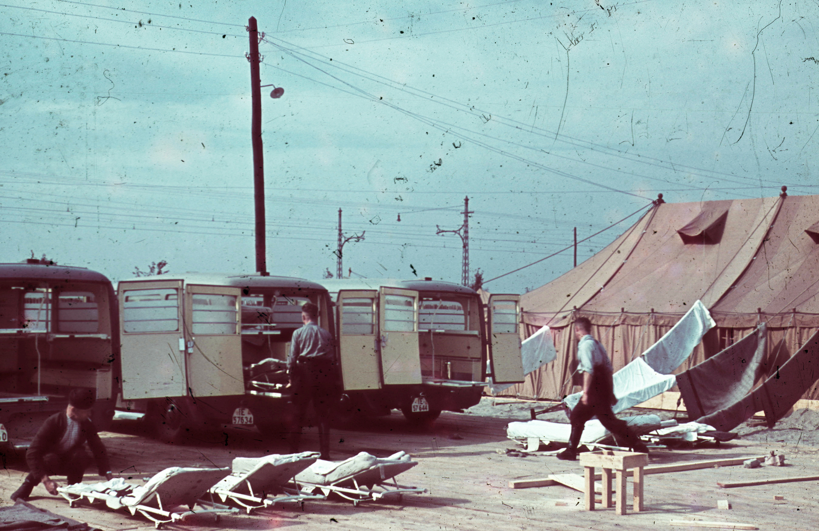 Serbia, Belgrade, mentőautók a Besszarábiából menekített német nemzetiségűek átmeneti táborában., 1940, Fortepan, colorful, military healthcare facility, Fortepan #84039