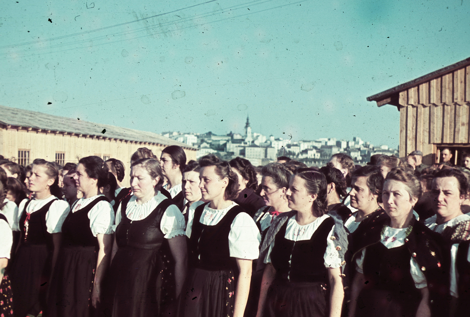 Serbia, Belgrade, a Besszarábiából menekített német nemzetiségűek átmeneti tábora a német küldöttség látogatásakor. Távolban a Szent Mihály arkangyal székesegyház tornya., 1940, Fortepan, colorful, refugee, folk costume, girls, Fortepan #84044