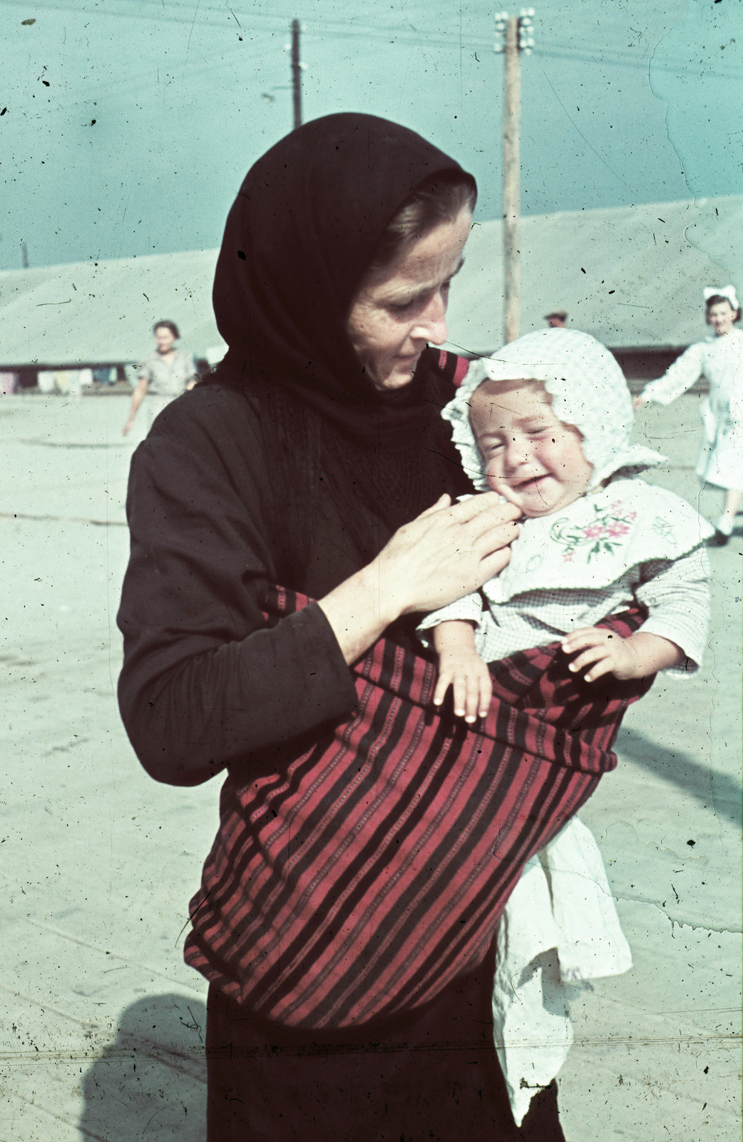 Serbia, Belgrade, a Besszarábiából menekített német nemzetiségűek átmeneti tábora., 1940, Fortepan, colorful, refugee, newborn, folk costume, Fortepan #84049