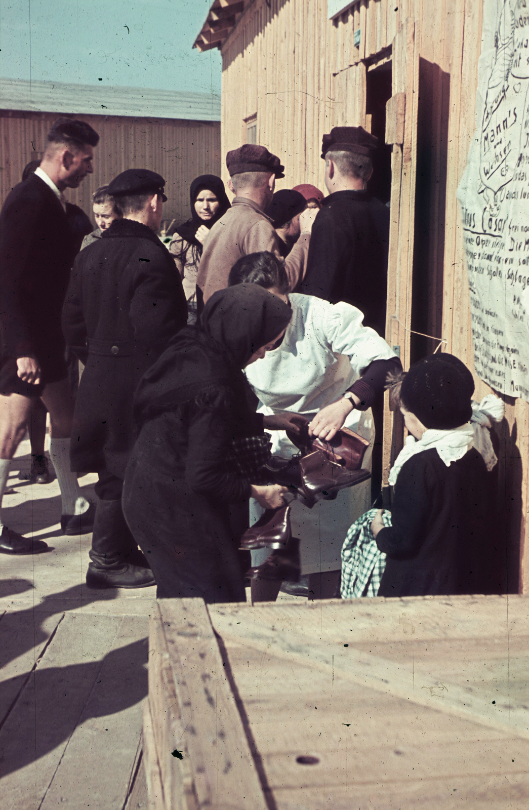 Serbia, Belgrade, a Besszarábiából menekített német nemzetiségűek átmeneti tábora., 1940, Fortepan, colorful, refugee, shoe, message, doodle, Fortepan #84051