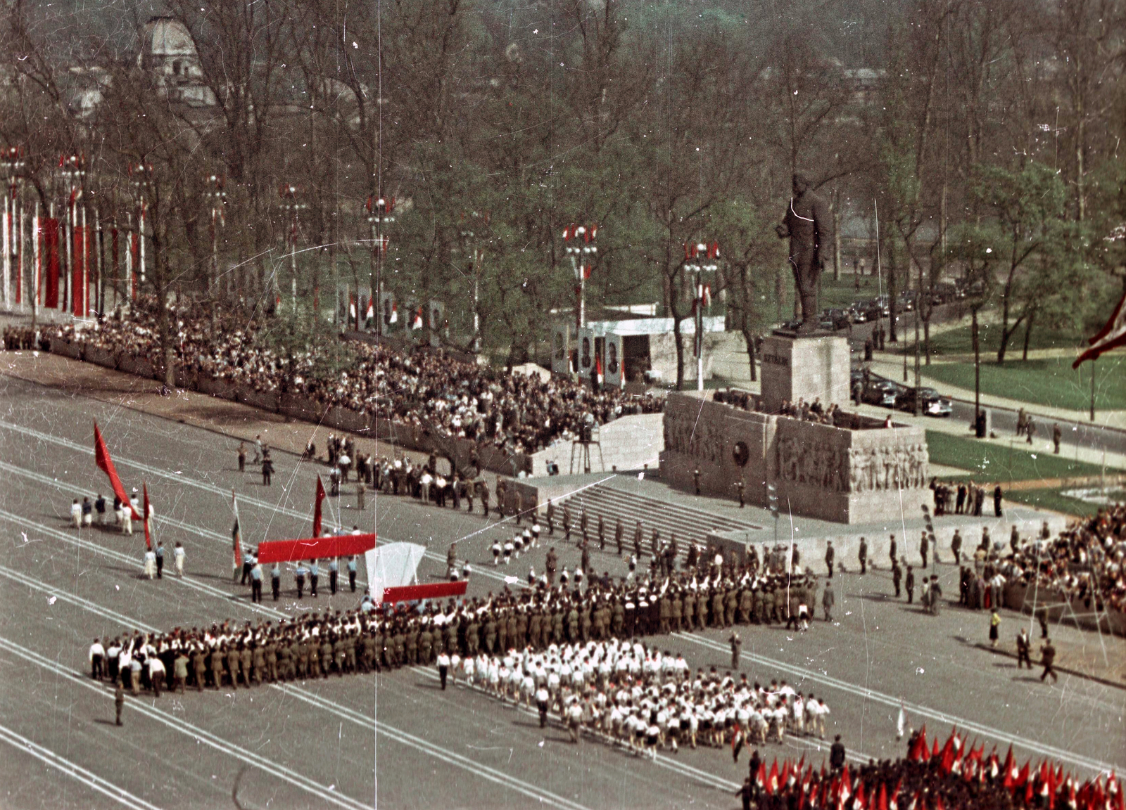 Hungary, Budapest XIV., Ötvenhatosok tere (Sztálin tér), május 1-i felvonulás, jobbra a Sztálin szobor., 1955, Fortepan, colorful, 1st of May parade, Joseph Stalin portrayal, Budapest, Fortepan #84056