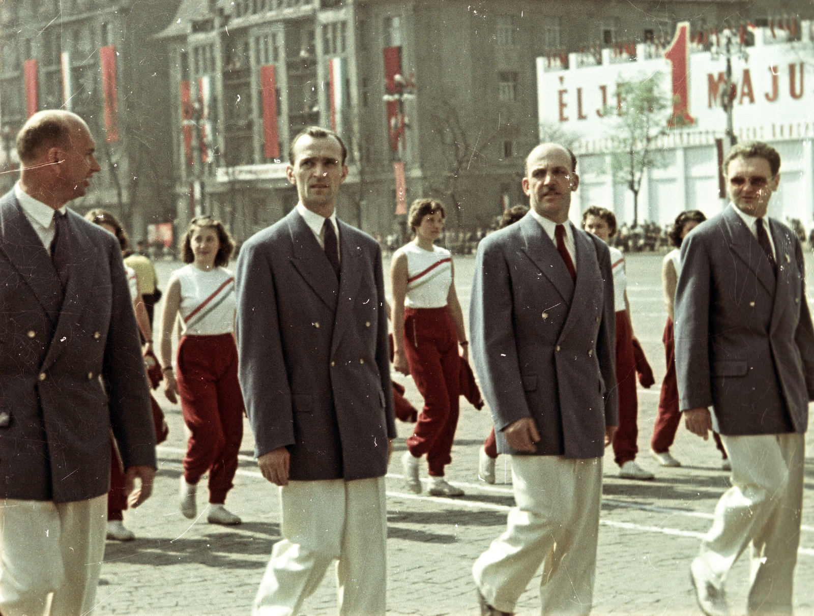 Hungary, Budapest XIV., Ötvenhatosok tere (Sztálin tér), május 1-i felvonulás. Az elől vonuló olimpikonok, Németh Imre kalapácsvető és Palócz Endre, Hennyei Imre és Gerevich Aladár vívók., 1955, Fortepan, colorful, 1st of May parade, Budapest, celebrity, uniform, sportsperson, Fortepan #84059