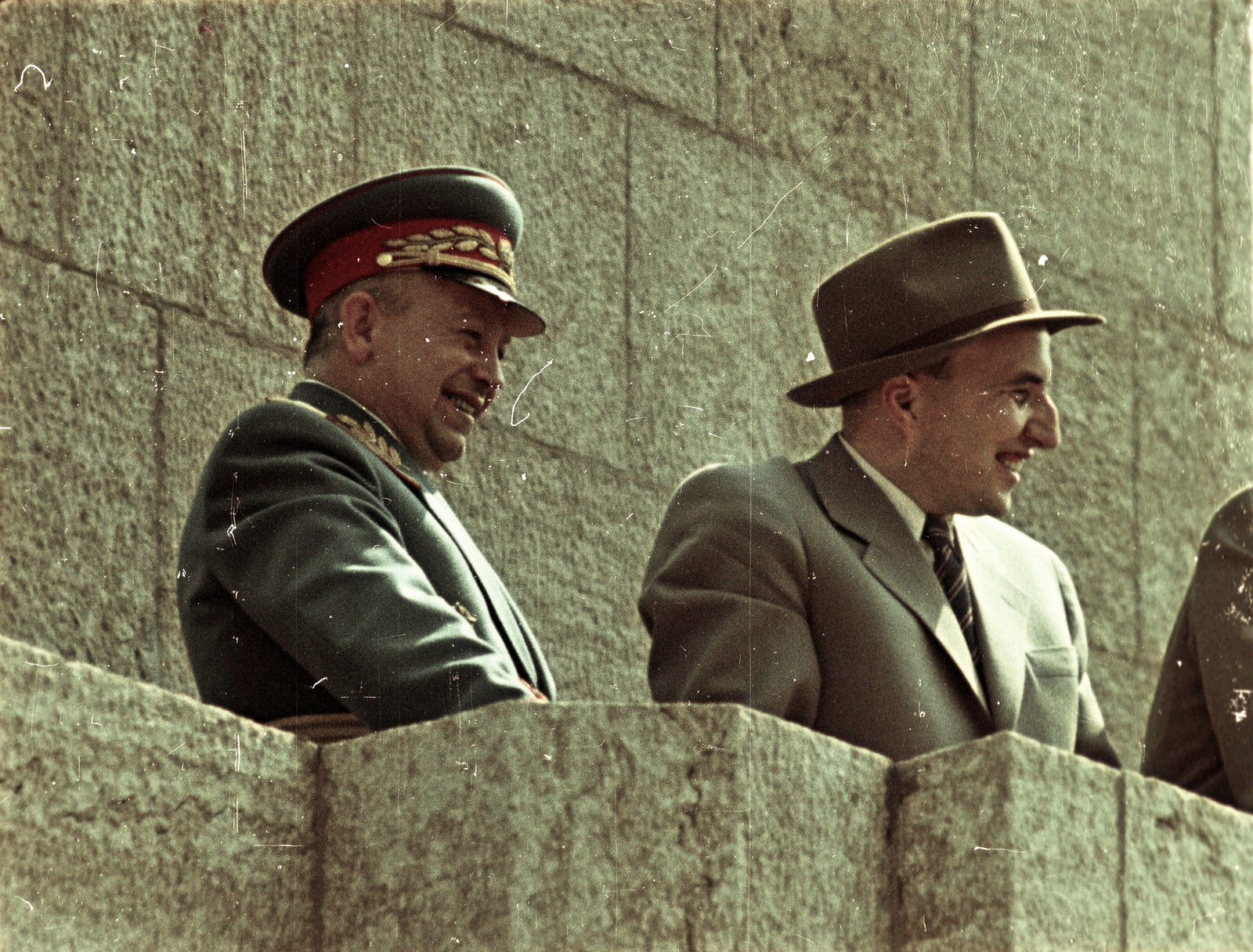 Hungary, Budapest XIV., Ötvenhatosok tere (Sztálin tér), május 1-i felvonulás. Bata István és Hegedüs András a dísztribünön., 1955, Fortepan, celebrity, colorful, 1st of May parade, fun, grandstand, Soviet soldier, peaked cap, minister, prime minister, officer, Hungarian soldier, Budapest, politician, Fortepan #84060