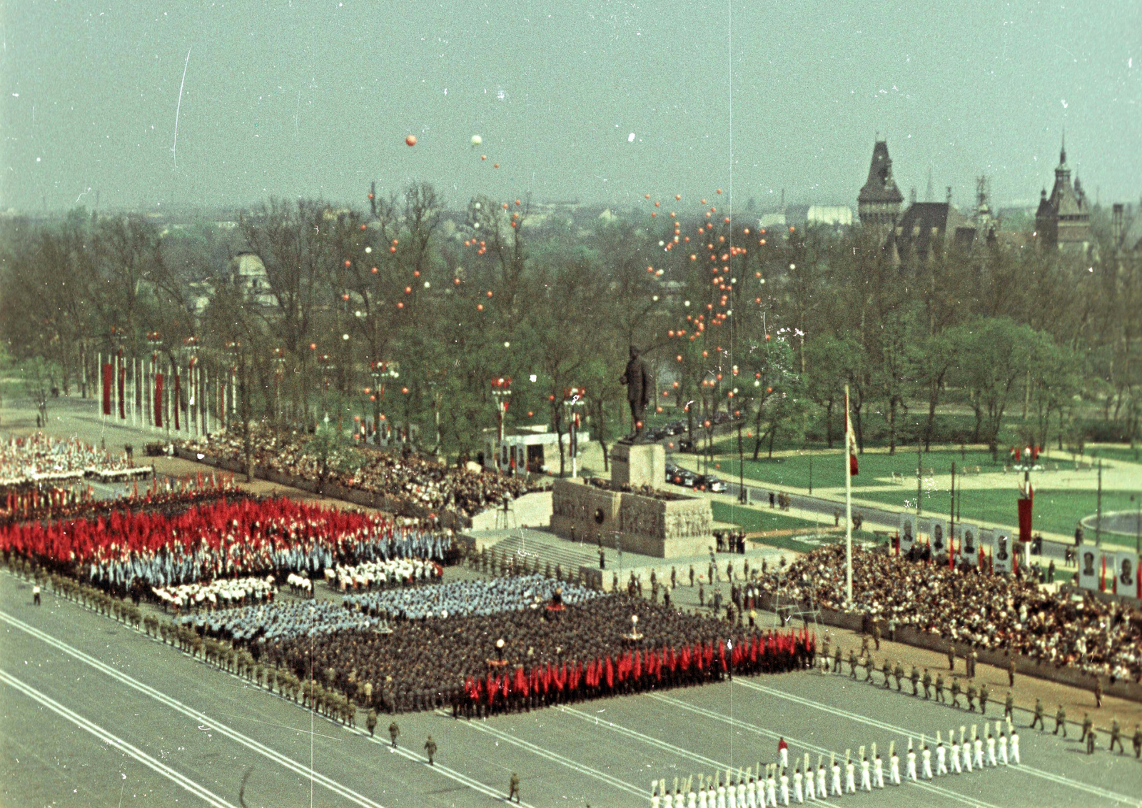 Hungary, Budapest XIV., Ötvenhatosok tere (Sztálin tér), május 1-i felvonulás., 1955, Fortepan, colorful, 1st of May parade, Budapest, Fortepan #84061