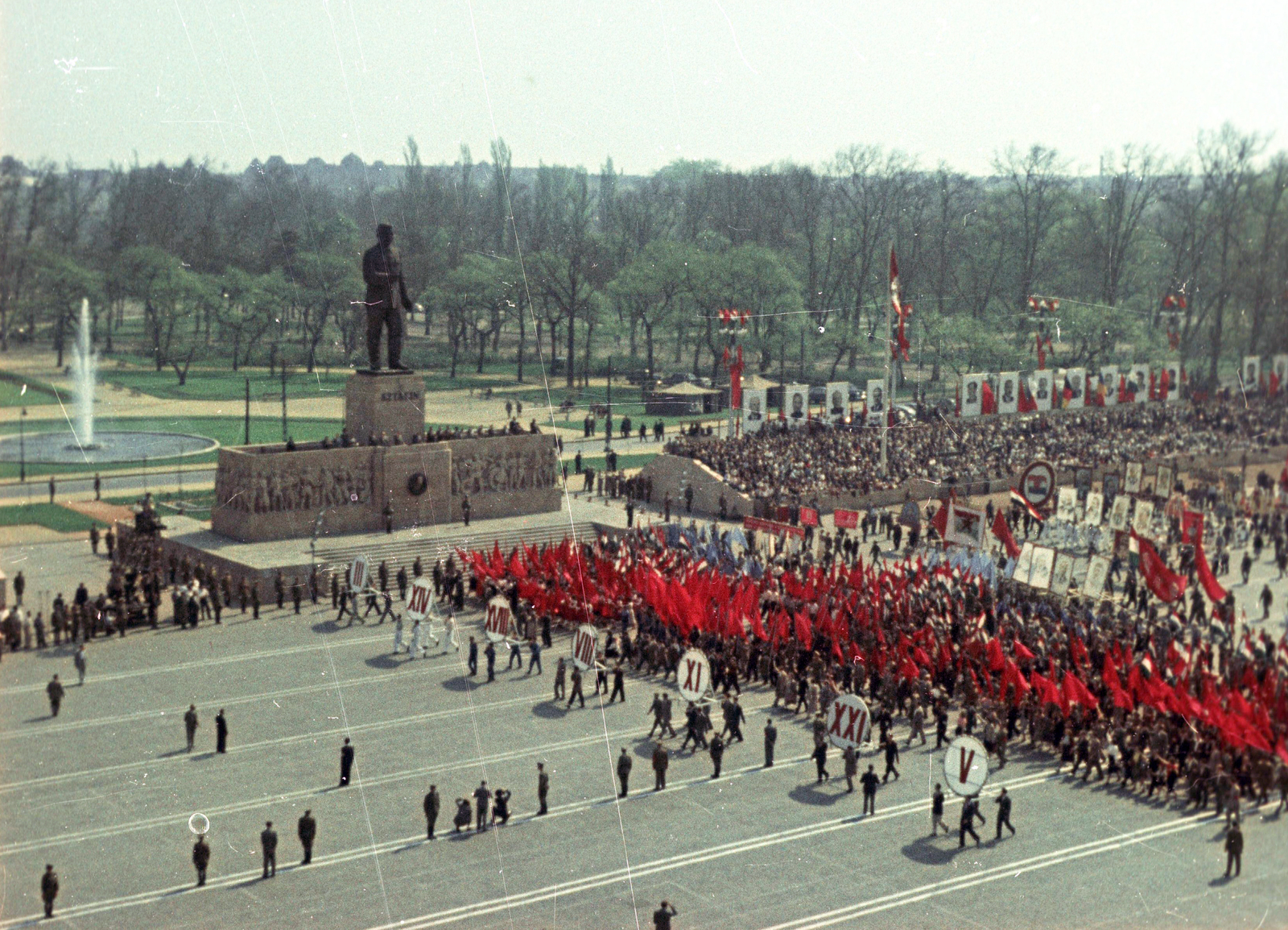 Hungary, Budapest XIV., Ötvenhatosok tere (Sztálin tér), május 1-i felvonulás, Sztálin szobor., 1955, Fortepan, colorful, 1st of May parade, Budapest, political decoration, Joseph Stalin portrayal, Roman numerals, Fortepan #84062
