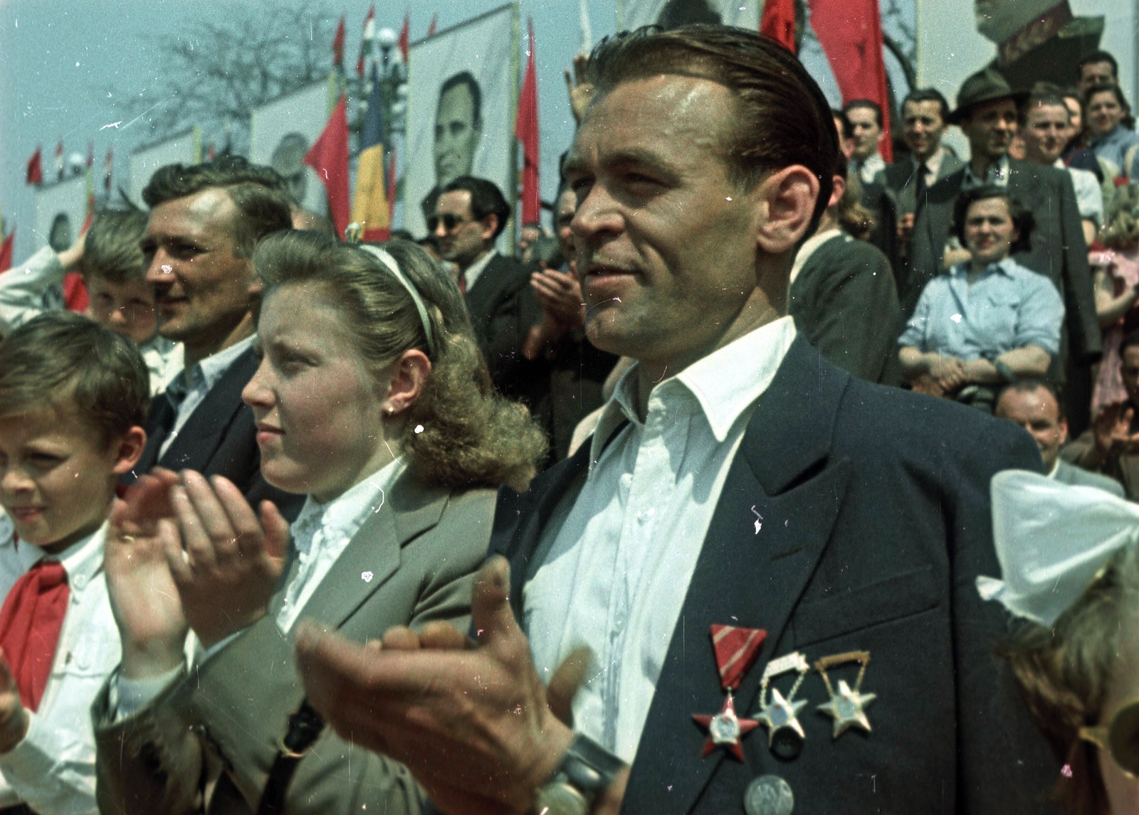 Magyarország, Budapest XIV., Ötvenhatosok tere (Sztálin tér), május 1-i felvonulás, díszvendégek a tribünön., 1955, Fortepan, színes, május 1, Budapest, kitüntetés, Fortepan #84064