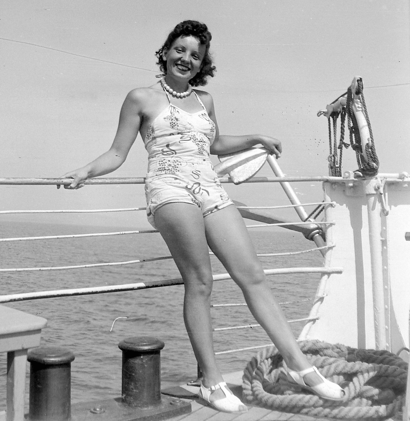 Hungary,Lake Balaton, utazás a Kisfaludy gőzhajón., 1954, Fortepan, portrait, ship, bathing suit, necklace, steamboat, lady, sandal, jewelry, Kisfaludy ship, Fortepan #8407