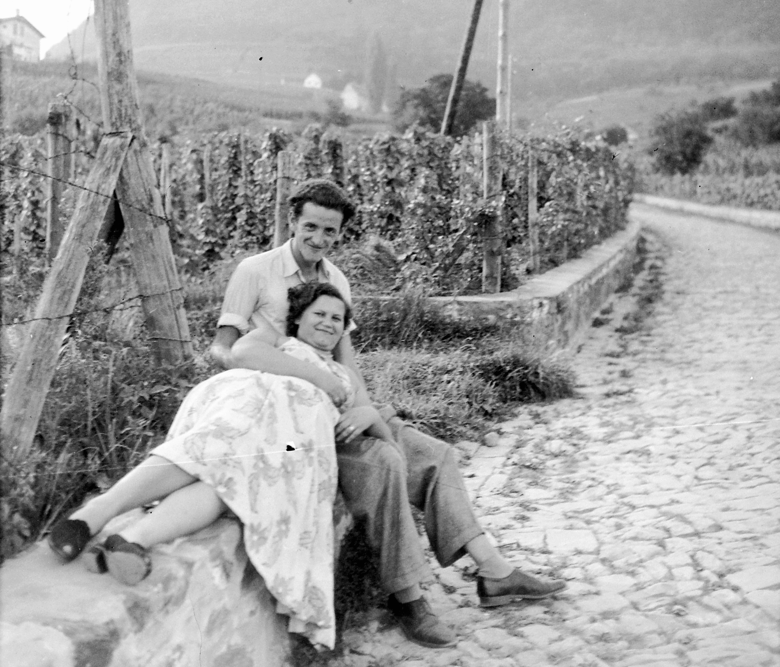 Hungary,Lake Balaton, Badacsonytomaj, út közben a Kisfaludy-ház felé., 1954, Fortepan, love, grape, man, woman, double portrait, Fortepan #8408