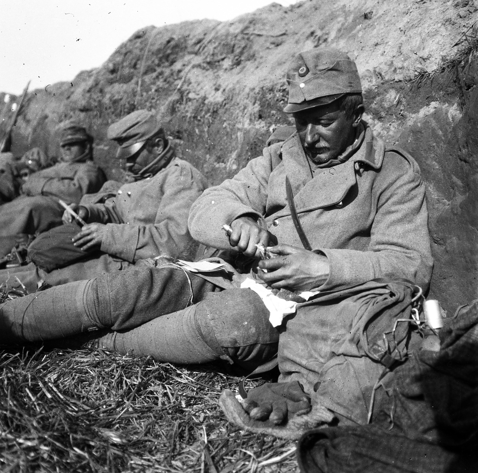 1914, Lőw Miklós, First World War, trench, meal, gloves, soldier, Fortepan #84080
