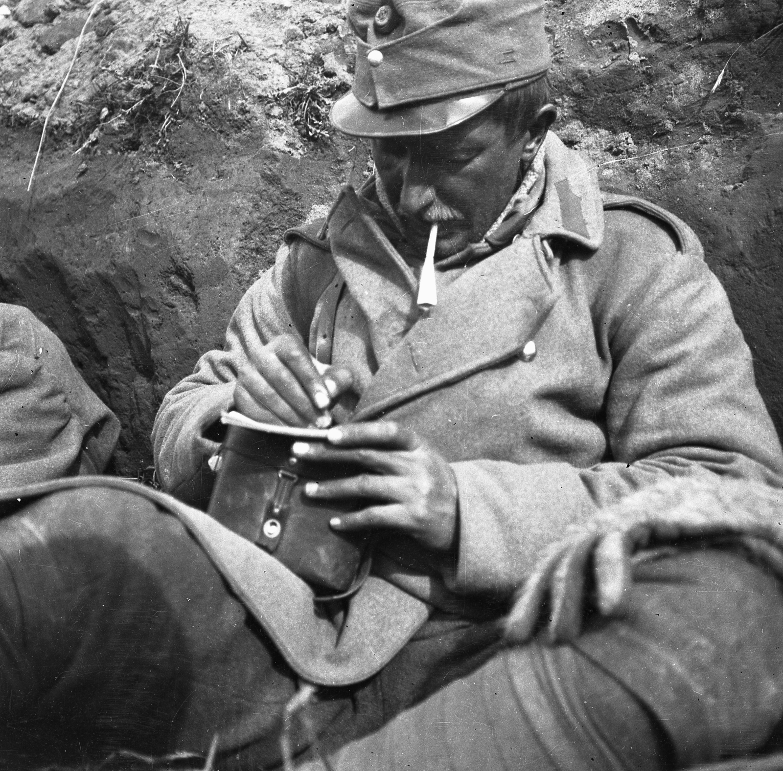 1914, Lőw Miklós, First World War, trench, cigarette, gloves, telescope, soldier, writing, binocular case, Fortepan #84081