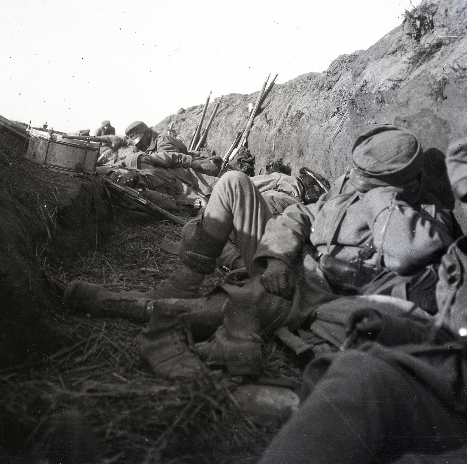1914, Lőw Miklós, First World War, trench, relaxation, soldier, drum, Fortepan #84083