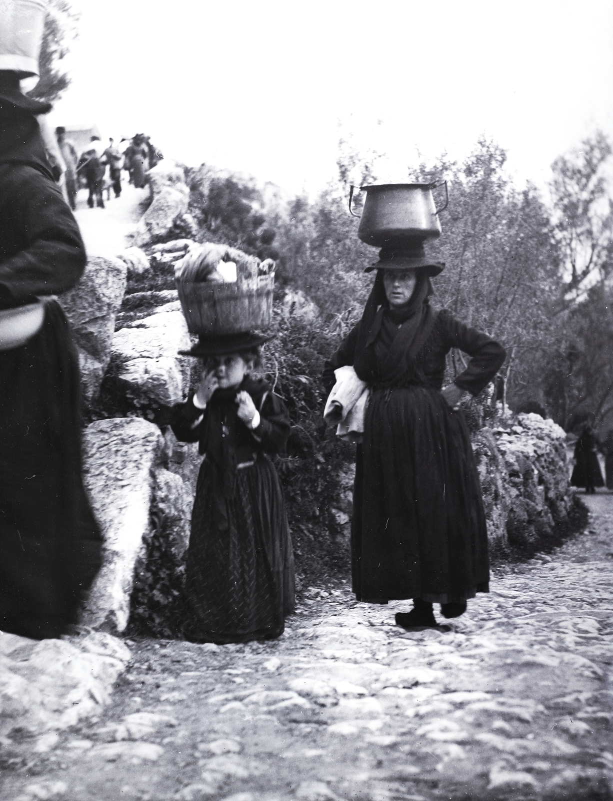 1900, Zichy, folk costume, carrying goods on head, Fortepan #84122