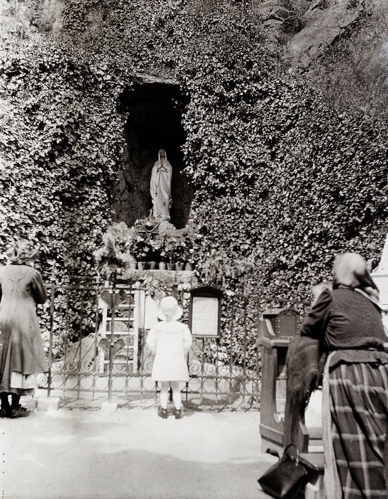 Szlovákia, Pozsony, Mély út (Hlboká cesta), Havas Boldogasszony kegyhelye, Lourdes-i barlang., 1909, Zichy, katolikus, ima, madonna, térdepel, Szűz Mária-ábrázolás, Fortepan #84137