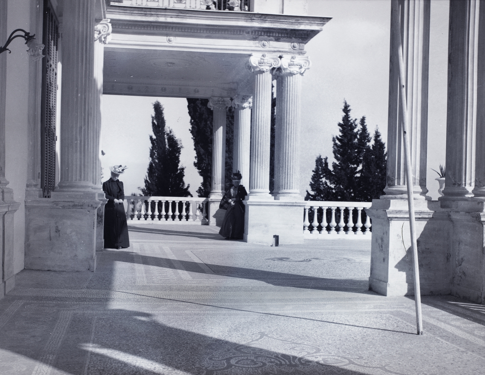 Greece, Corfu, az Achilleion palota emeleti terasza., 1900, Zichy, women, terrace, wood, palace, Fortepan #84162