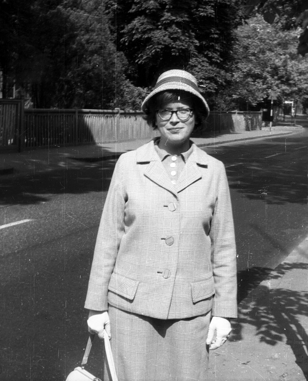 Magyarország, Budapest II., Pasaréti út a Karabély utca torkolatánál, a Júlia utca felé nézve., 1966, Varga Dóra, Budapest, hölgy, kosztüm, Fortepan #84189