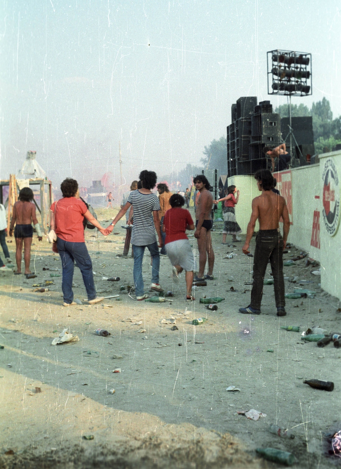 Magyarország, Pusztavacs, 1984. augusztus 4-5., Békefesztivál. Az első napi rock koncerten történt tömegoszlatás után., 1984, Révai József, színes, Fortepan #84214