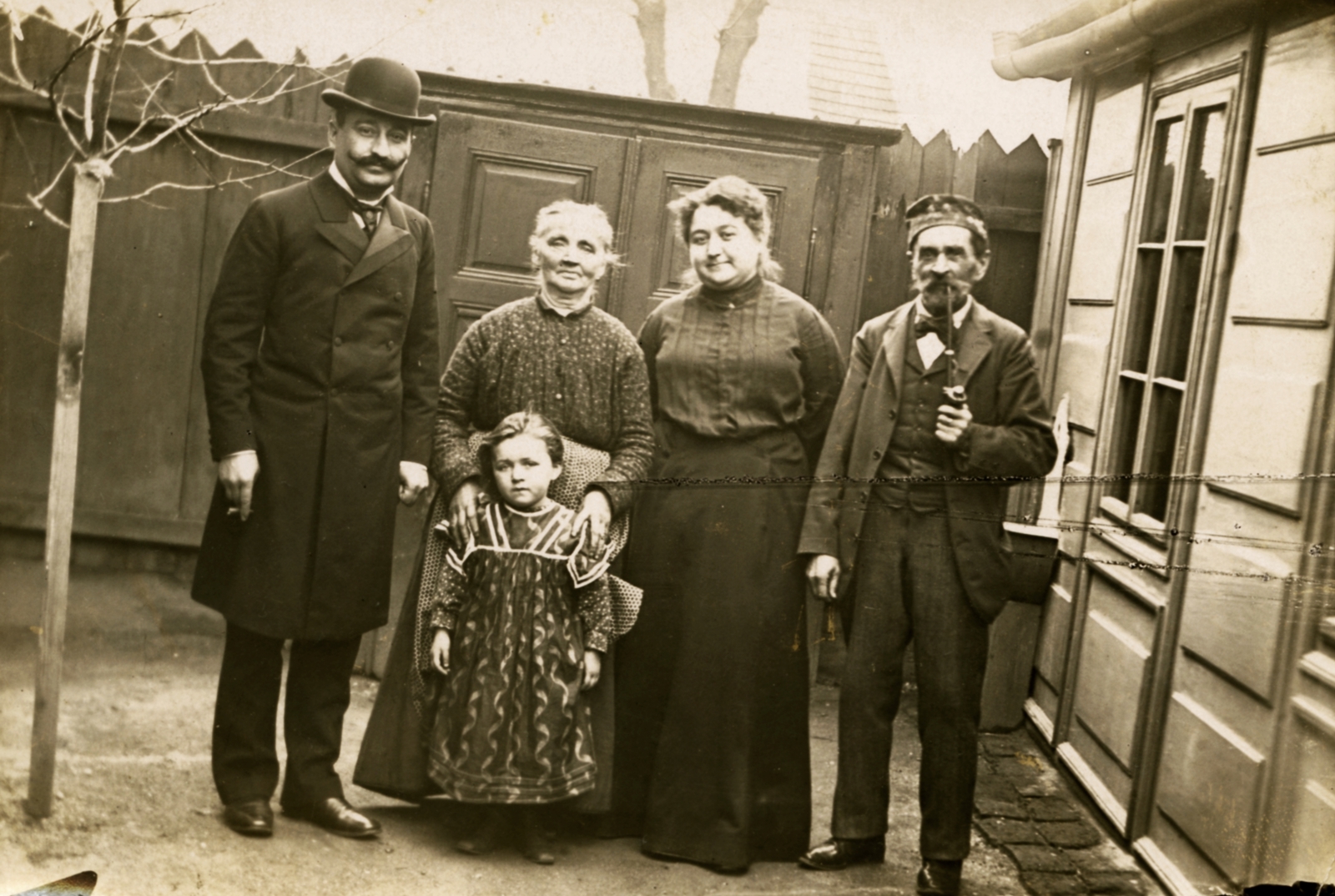 Románia,Erdély, Arad, jobb oldalon Gyöngyössy Rezső festőművész., 1904, Morvay Kinga, Vértes Károly, család, bajusz, pipa, keménykalap, generációk, csoportkép, Fortepan #84269