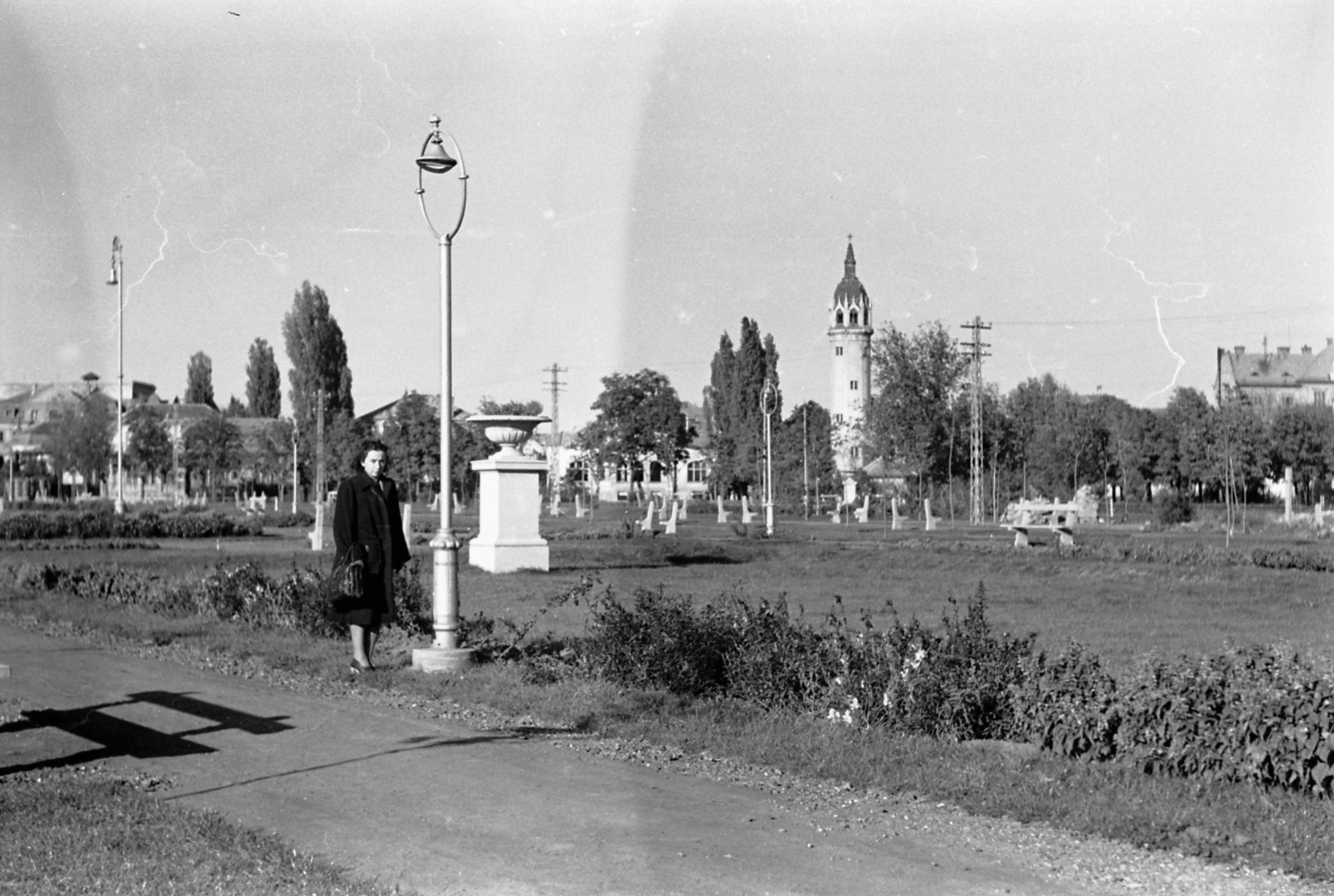 Magyarország, Szolnok, Verseghy park, háttérben az evangélikus templom tornya, 1946, Morvay Kinga, Morvay Lajos, templom, Gerey Ernő-terv, Fortepan #84314