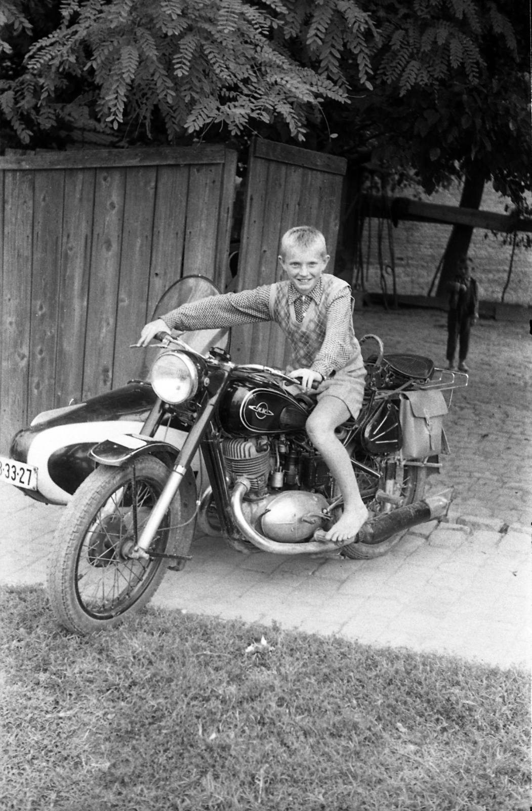1960, Morvay Kinga, Morvay Lajos, Soviet brand, Izh-brand, motorcycle with sidecar, boy, barefoot, number plate, Fortepan #84325