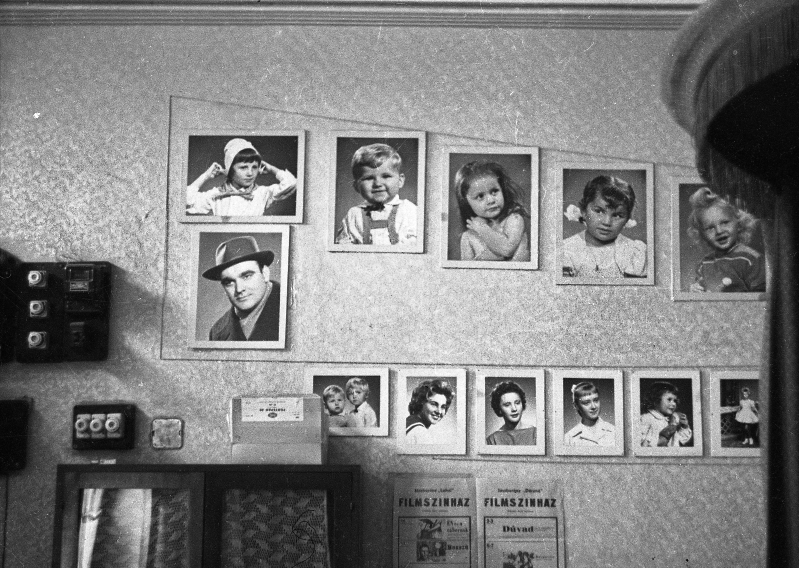 Hungary, Jászberény, Lehel vezér tér 16., az egykori Pannónia szálló épülete. Az Általános Műszerész KTSz. fényképész részlege., 1960, Morvay Kinga, Morvay Lajos, photographer, movie schedule, Fortepan #84334