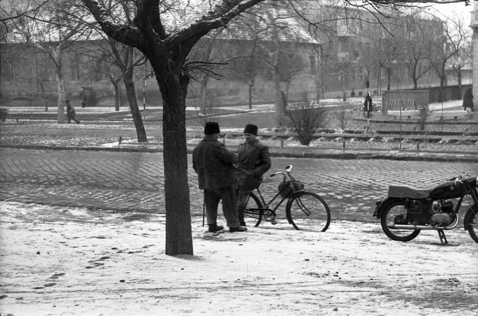 Hungary, Jászberény, Lehel vezér tér, szemben a Holló András utca., 1960, Morvay Kinga, Morvay Lajos, bicycle, motorcycle, snow, Fortepan #84336