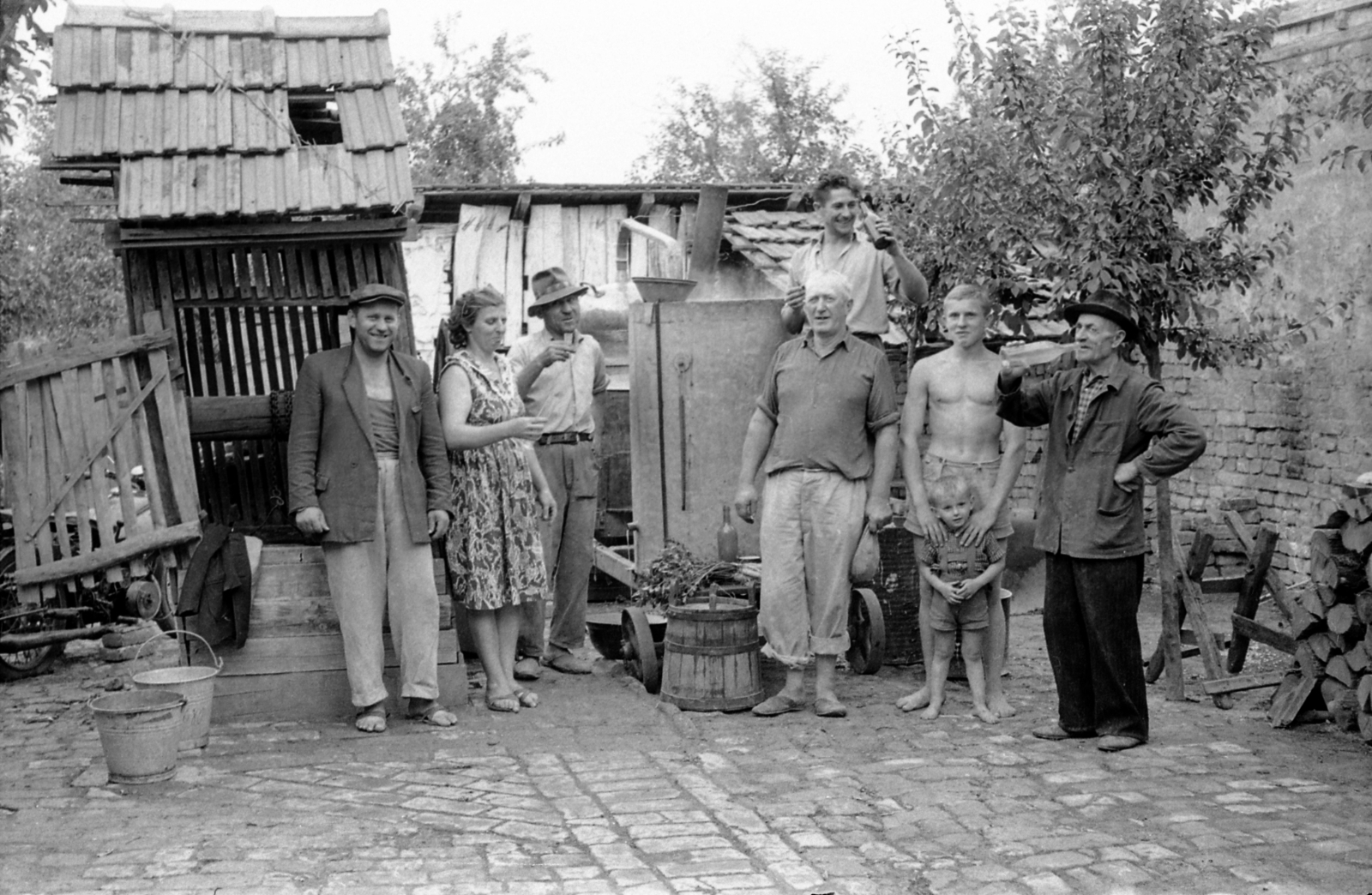 1960, Morvay Kinga, Morvay Lajos, village, yard, tableau, drinking, bucket, draw well, Fortepan #84337