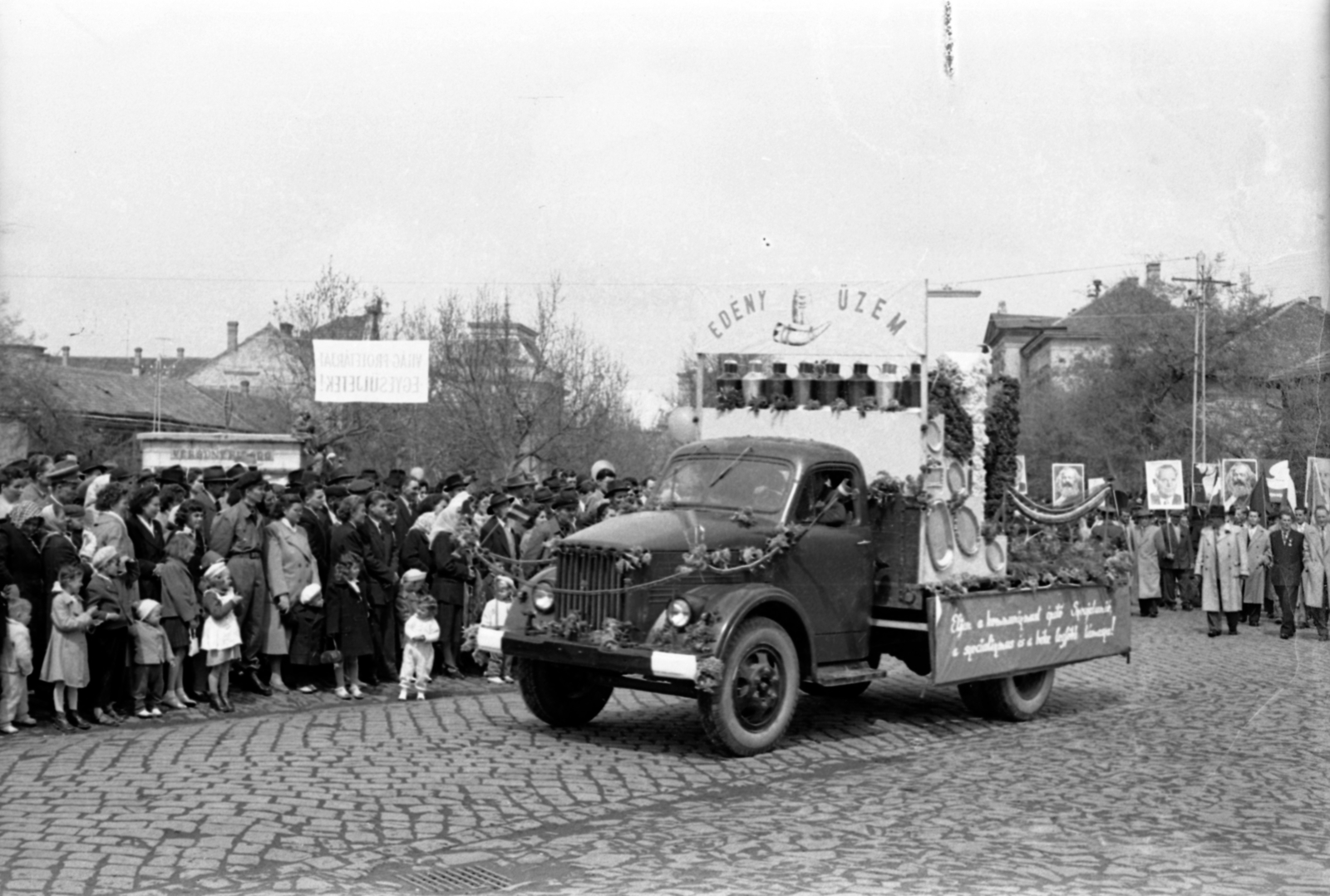 Magyarország, Jászberény, Lehel vezér tér, május 1-i felvonulás., 1960, Morvay Kinga, Morvay Lajos, reklám, teherautó, felvonulás, május 1, GAZ 51, pódiumautó, Fortepan #84349